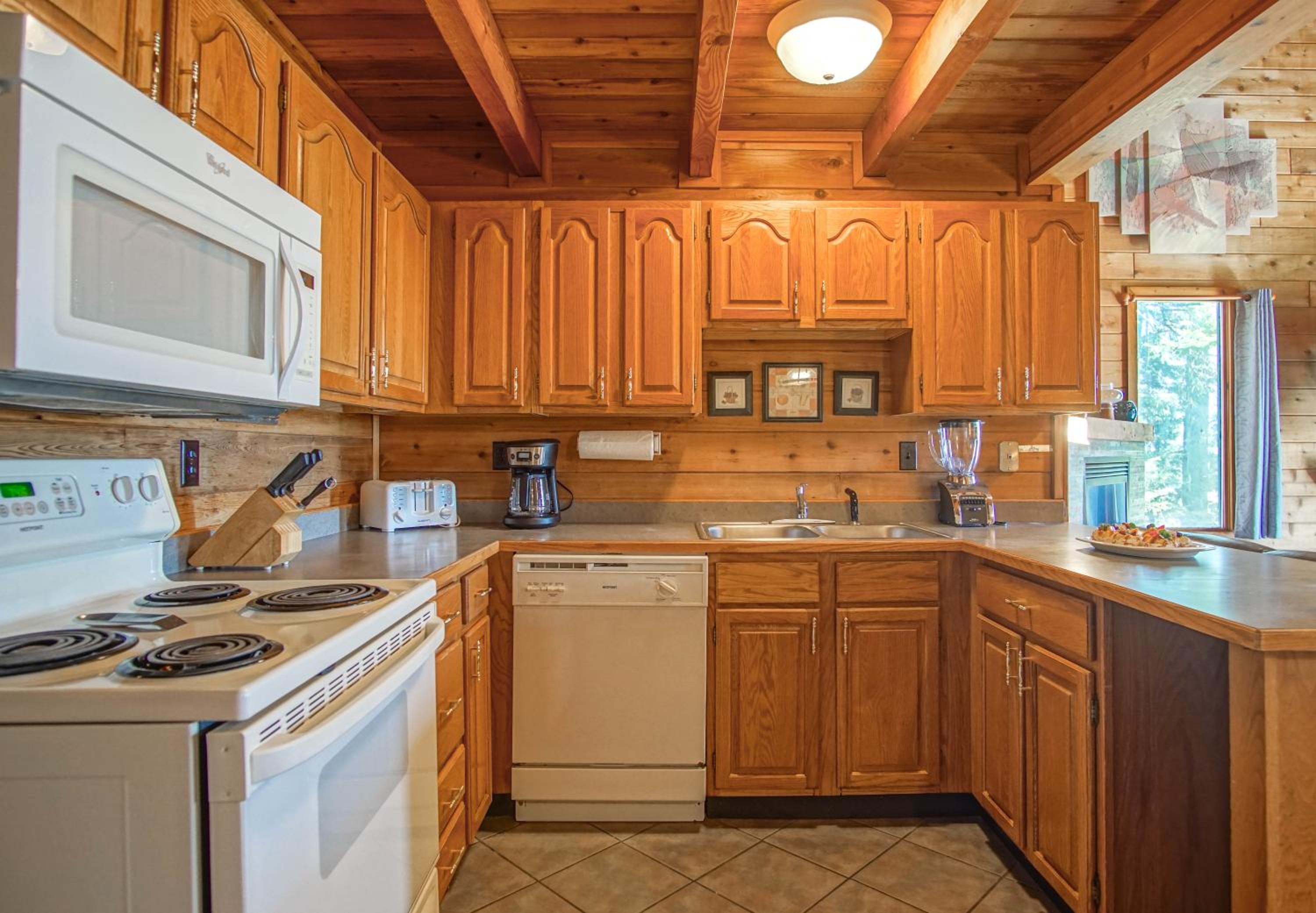 Powder Monkey #14: 3 Bedrooms, 2 Full Baths: Ski to your door!