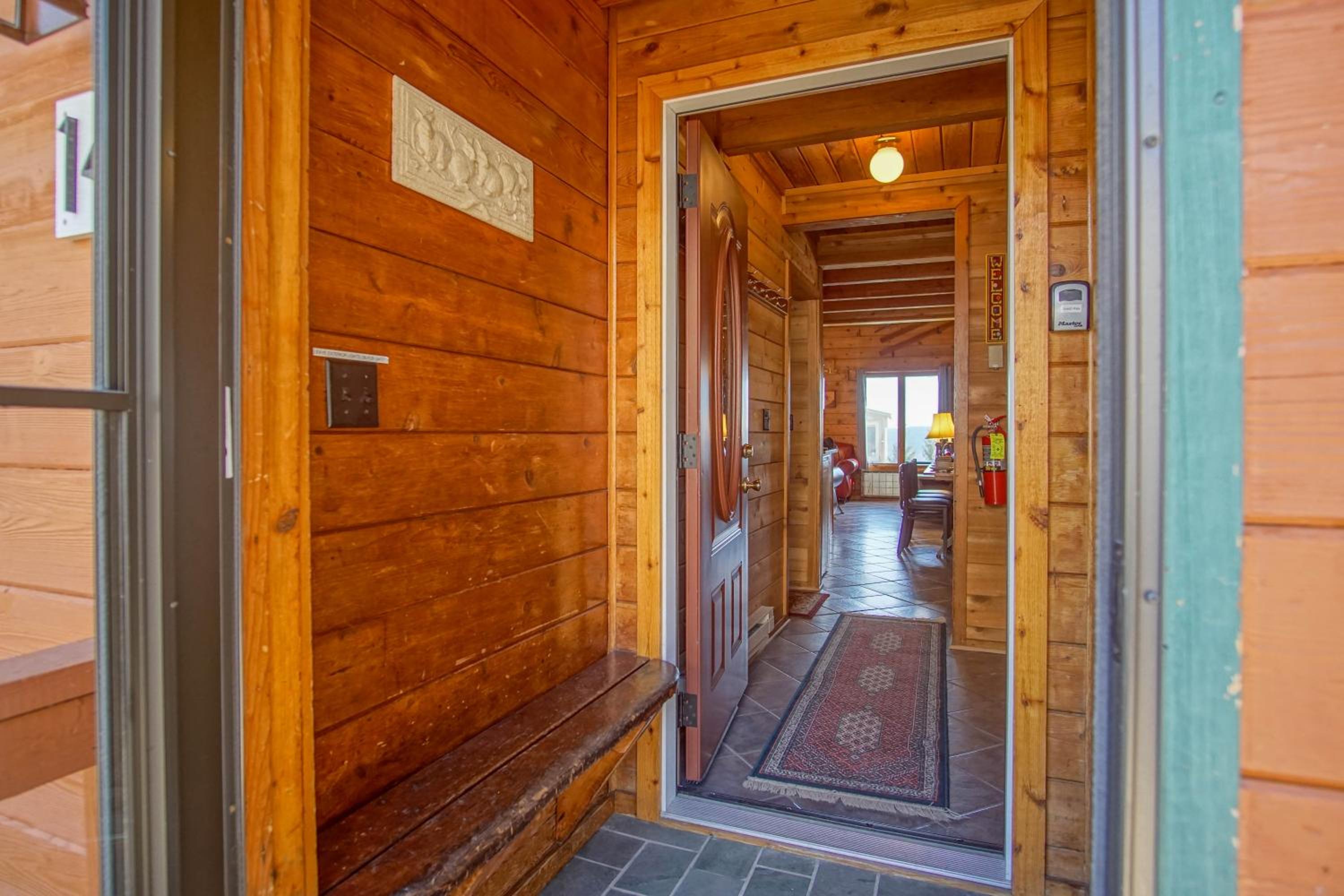Powder Monkey #14: 3 Bedrooms, 2 Full Baths: Ski to your door!