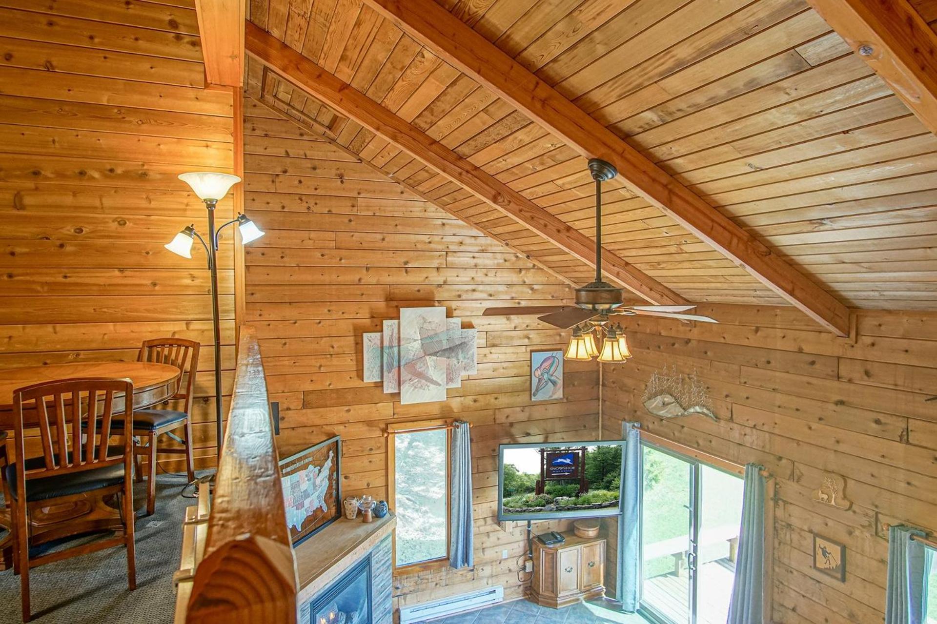 Powder Monkey #14: 3 Bedrooms, 2 Full Baths: Ski to your door!