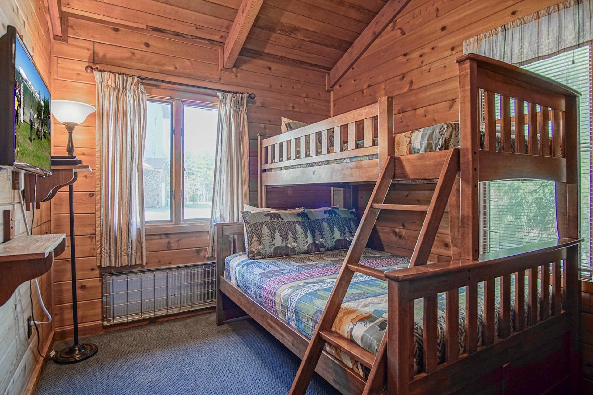 Powder Monkey #14: 3 Bedrooms, 2 Full Baths: Ski to your door!