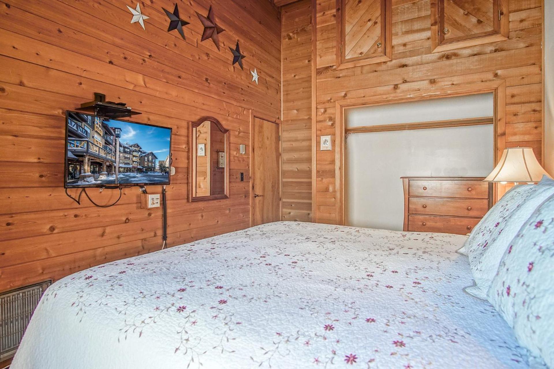 Powder Monkey #14: 3 Bedrooms, 2 Full Baths: Ski to your door!