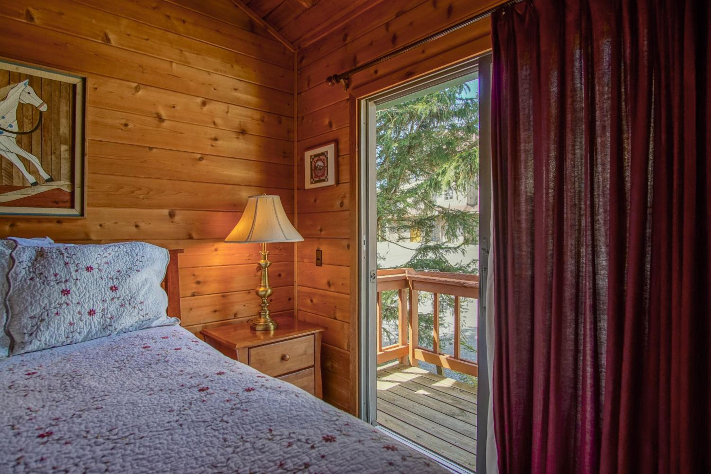 Powder Monkey #14: 3 Bedrooms, 2 Full Baths: Ski to your door!