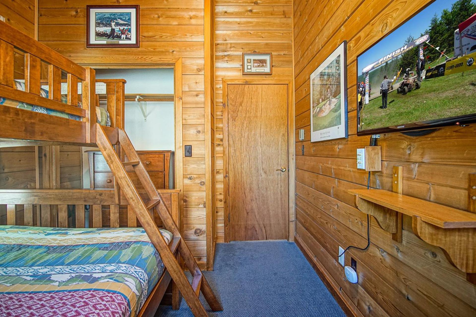 Powder Monkey #14: 3 Bedrooms, 2 Full Baths: Ski to your door!