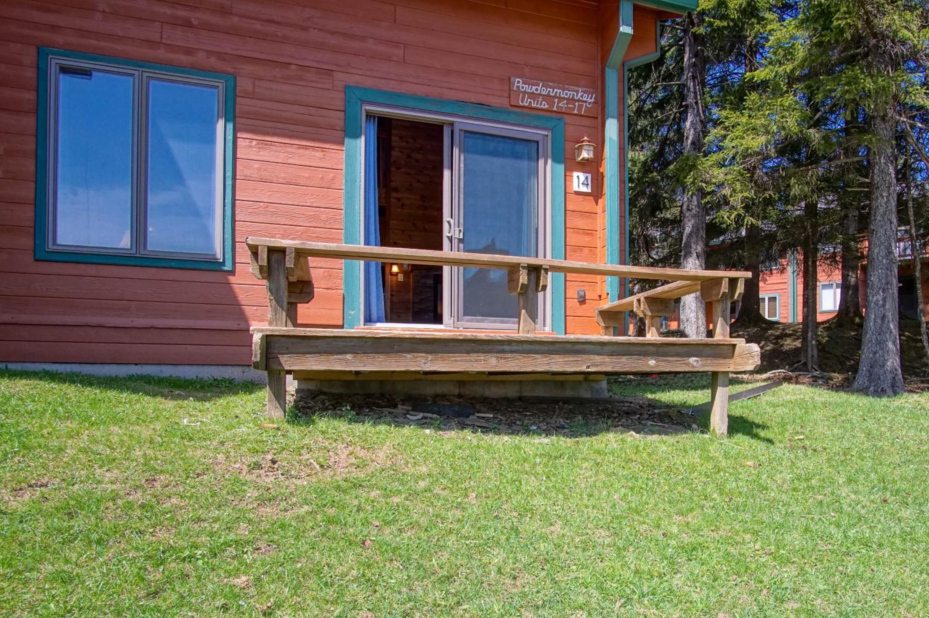 Powder Monkey #14: 3 Bedrooms, 2 Full Baths: Ski to your door!