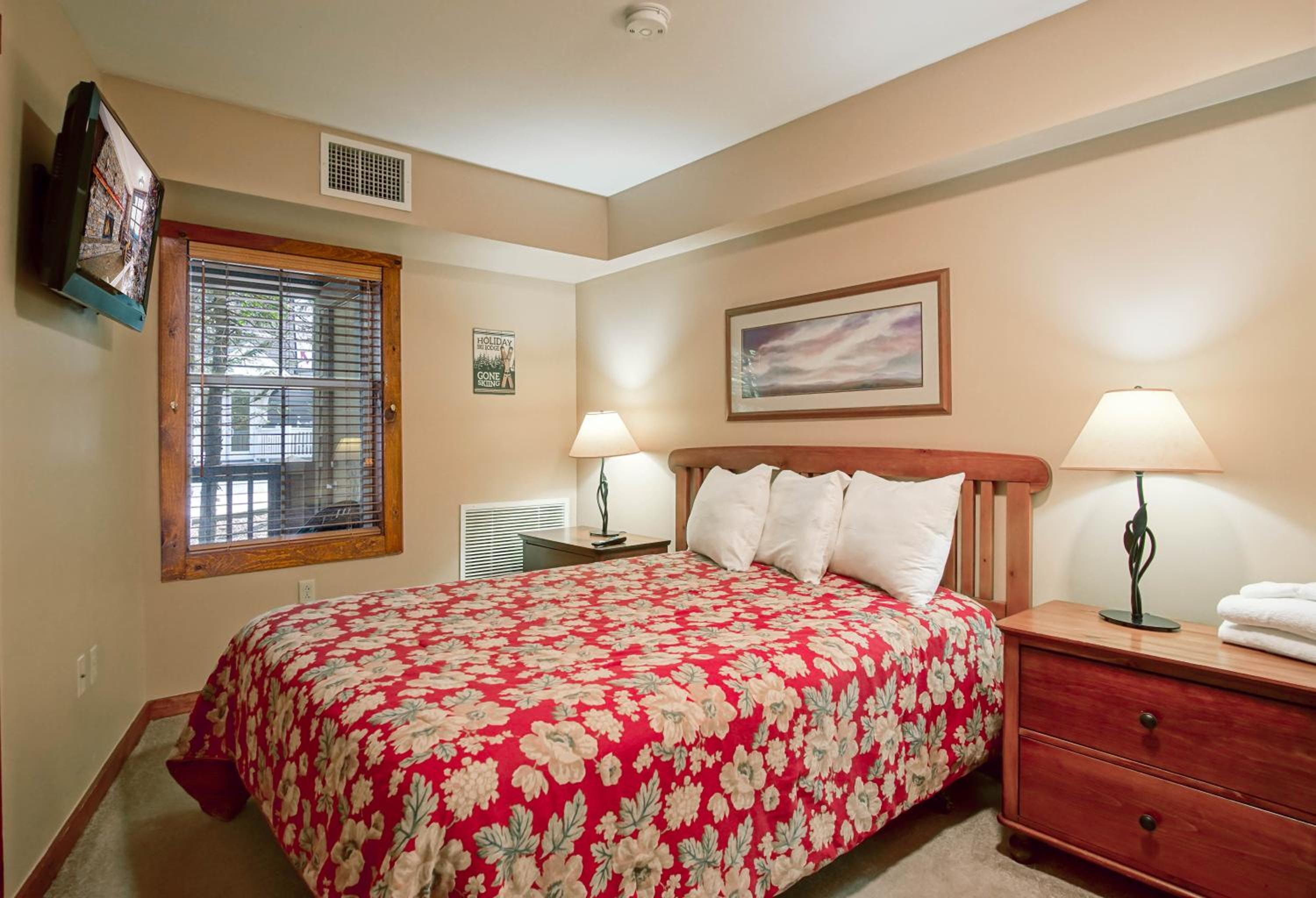 Rimfire 160: Walking Distance to shops, restaurants, Starbucks 1 BR Sleeps 4