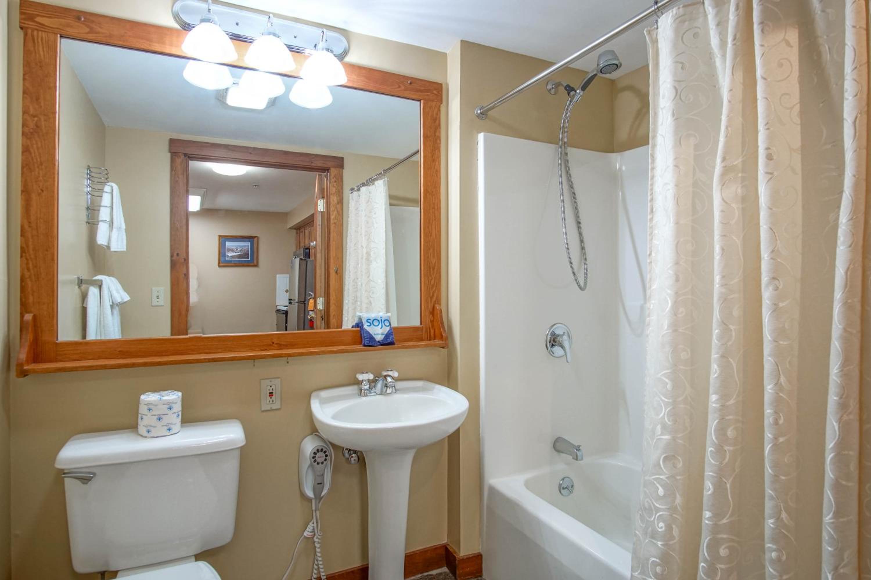 Rimfire 160: Walking Distance to shops, restaurants, Starbucks 1 BR Sleeps 4