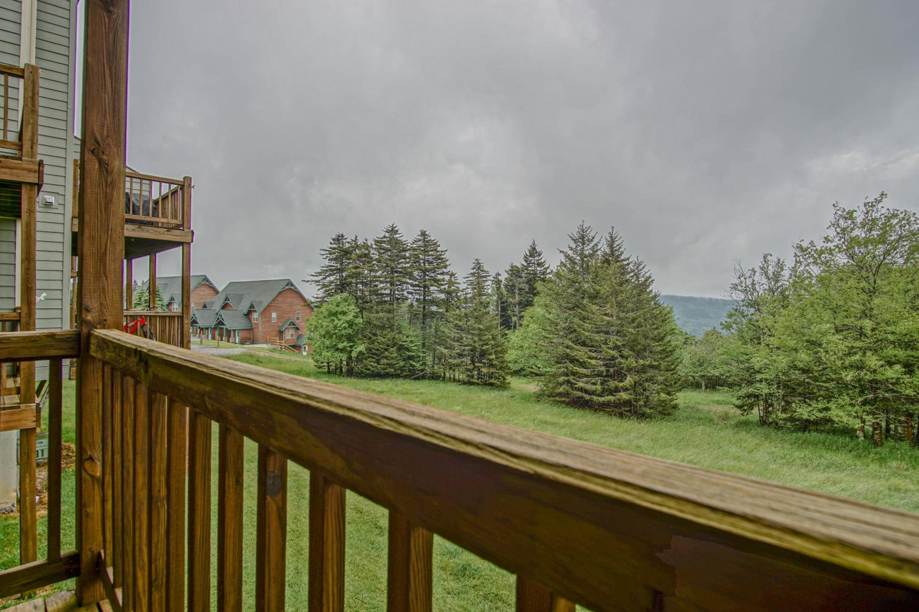 Powderidge 60: Slope Side, Fireplace, Spacious Deck
