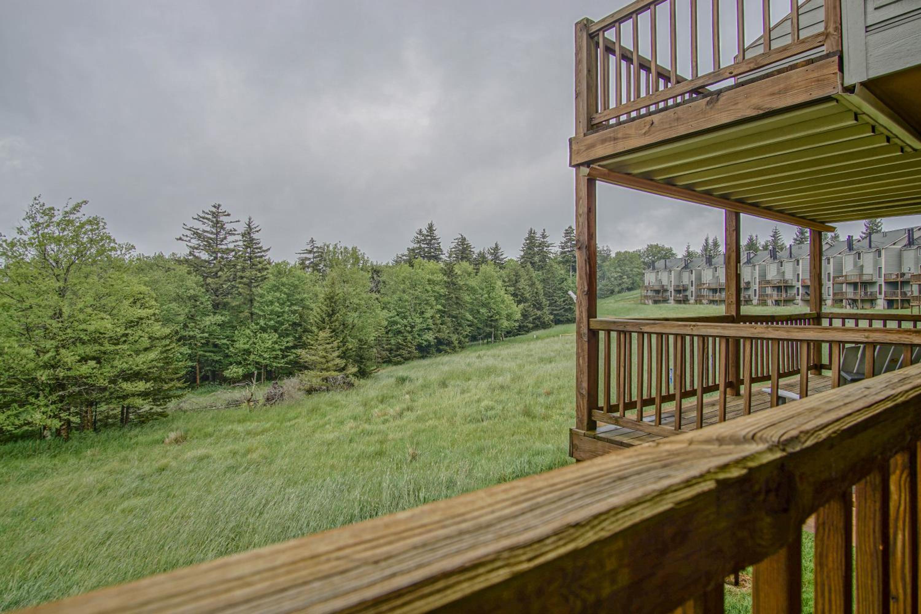 Powderidge 60: Slope Side, Fireplace, Spacious Deck