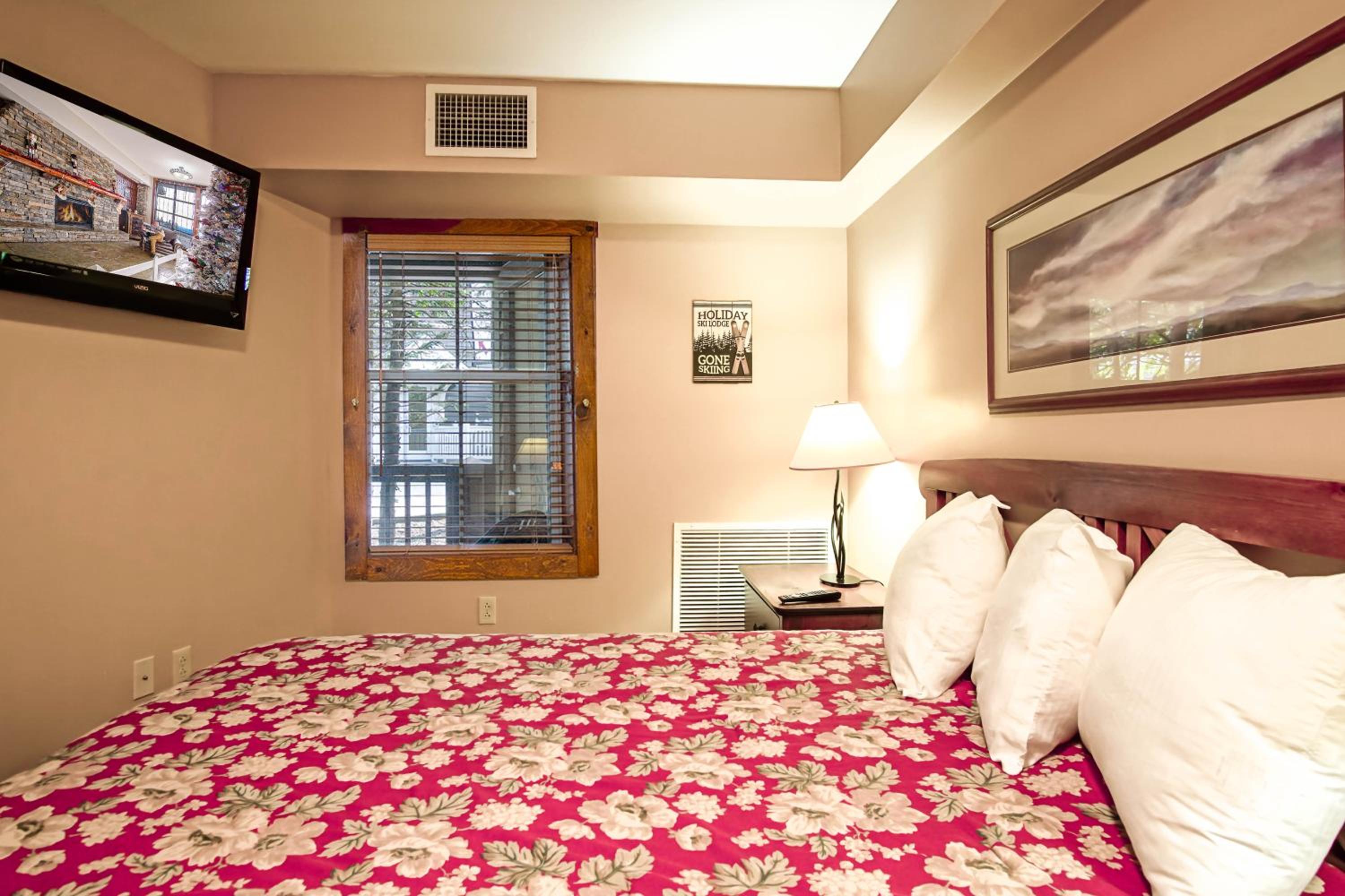 Rimfire 160: Walking Distance to shops, restaurants, Starbucks 1 BR Sleeps 4