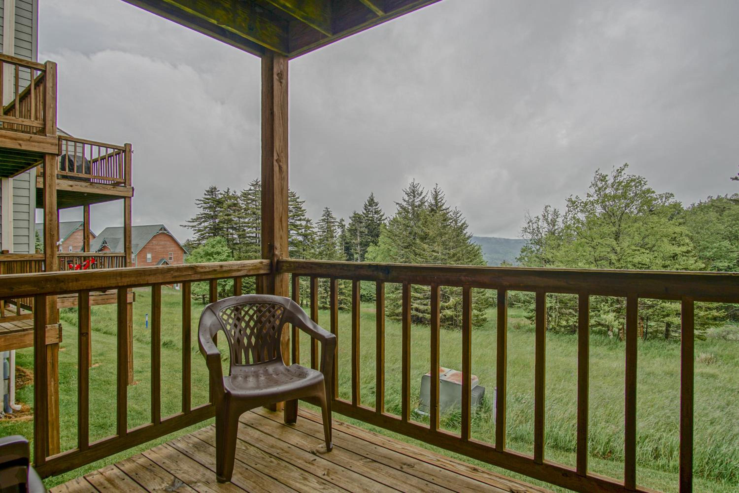 Powderidge 60: Slope Side, Fireplace, Spacious Deck