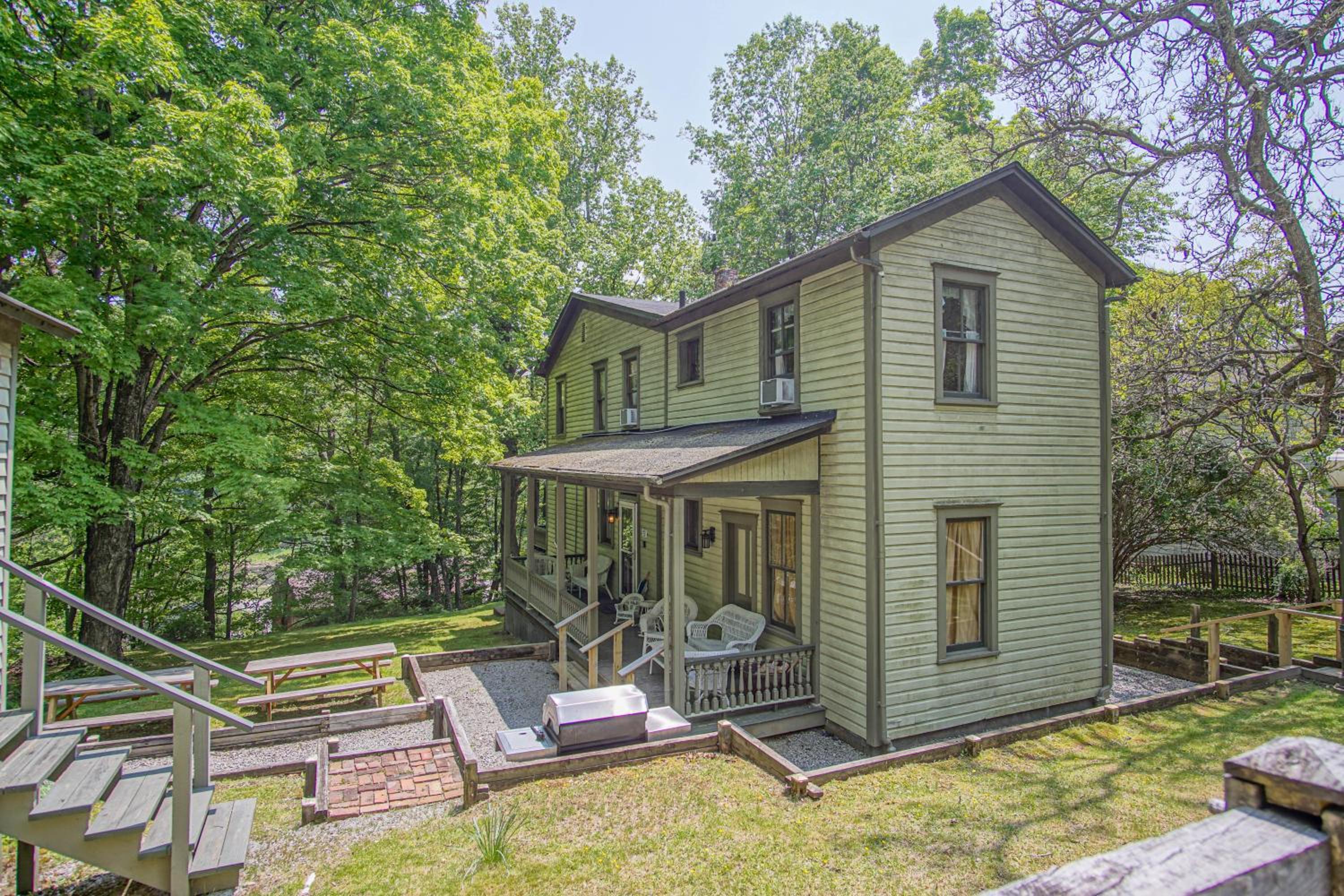 5 Br: Historic Glaab House in Cass, with AC, Amazing Kitchen, Covered Porches, Historical Landmark