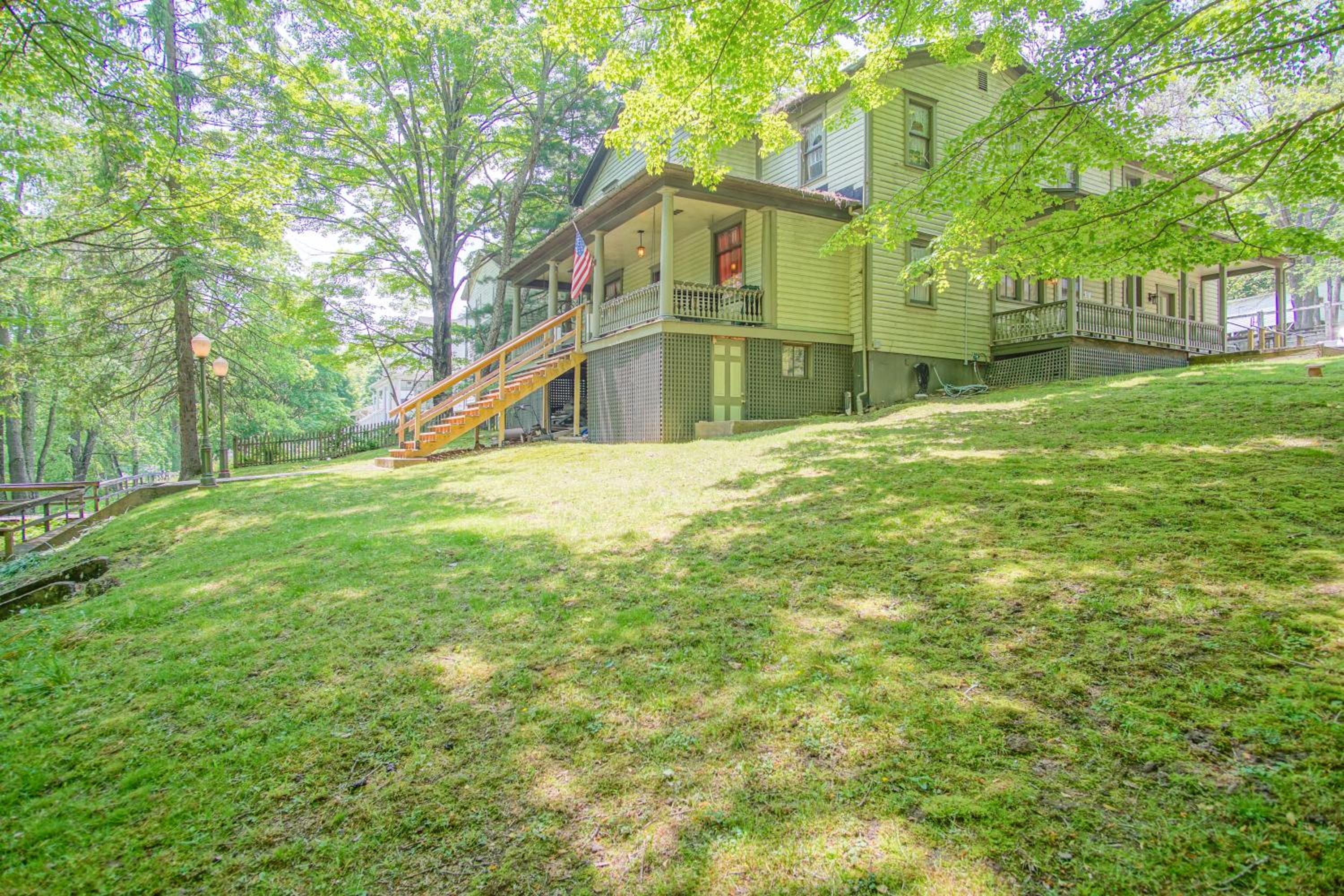 5 Br: Historic Glaab House in Cass, with AC, Amazing Kitchen, Covered Porches, Historical Landmark
