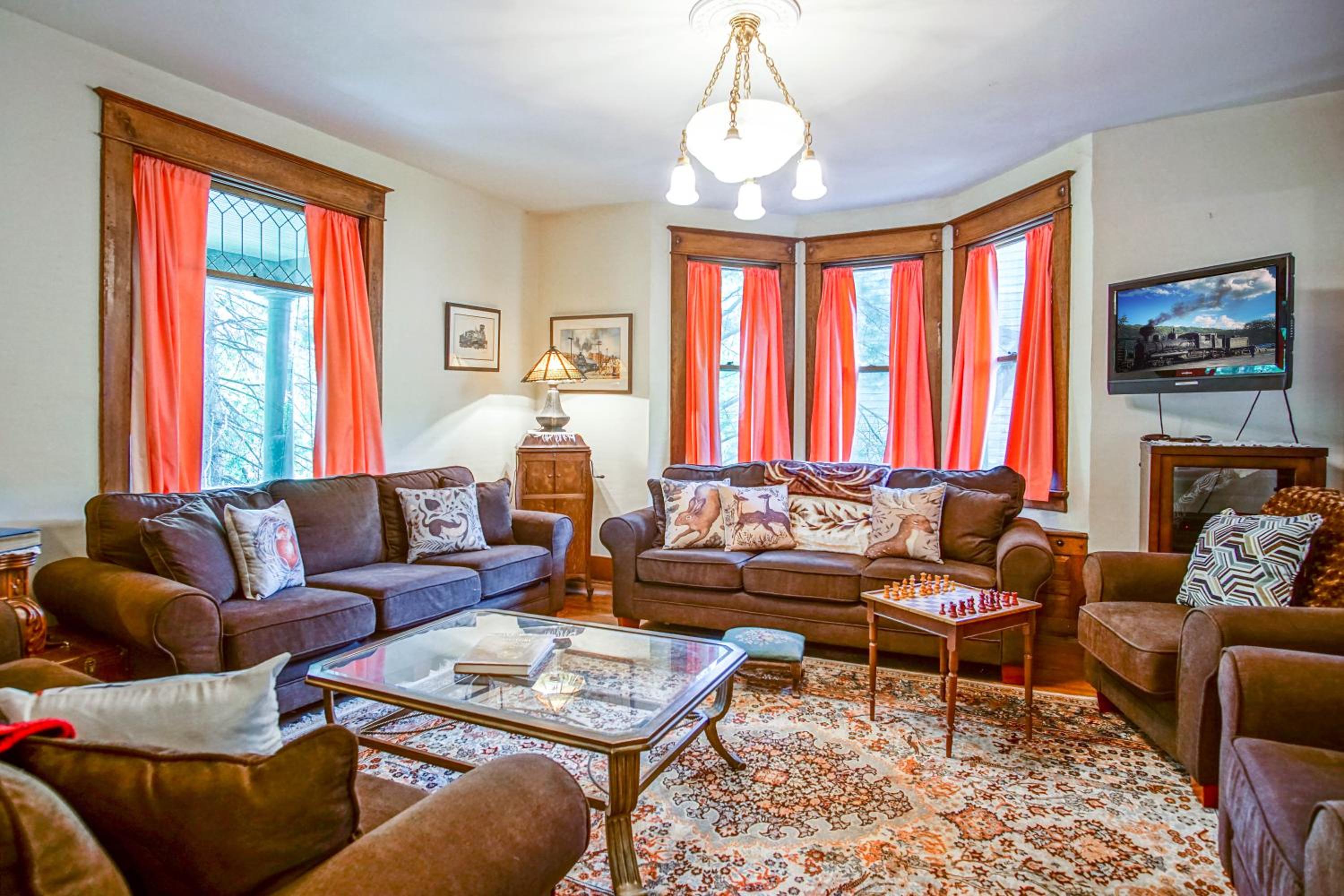 5 Br: Historic Glaab House in Cass, with AC, Amazing Kitchen, Covered Porches, Historical Landmark
