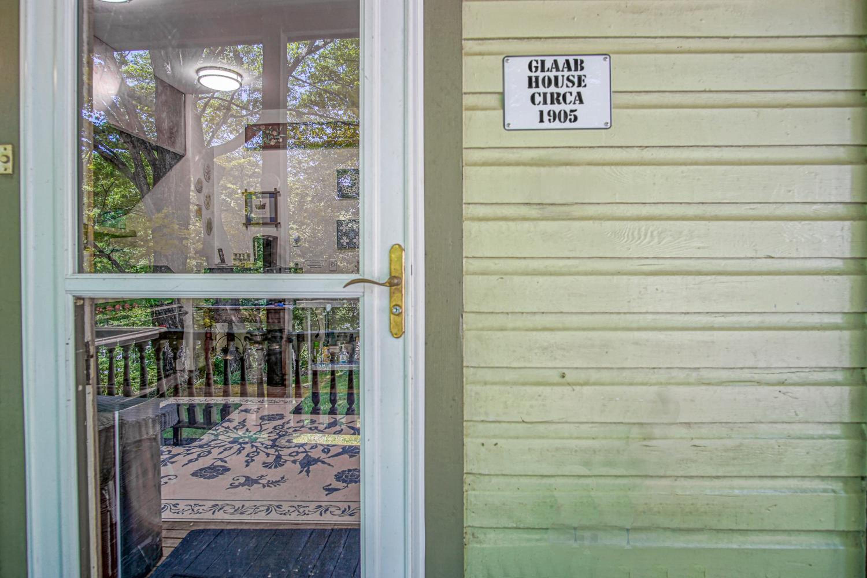 5 Br: Historic Glaab House in Cass, with AC, Amazing Kitchen, Covered Porches, Historical Landmark