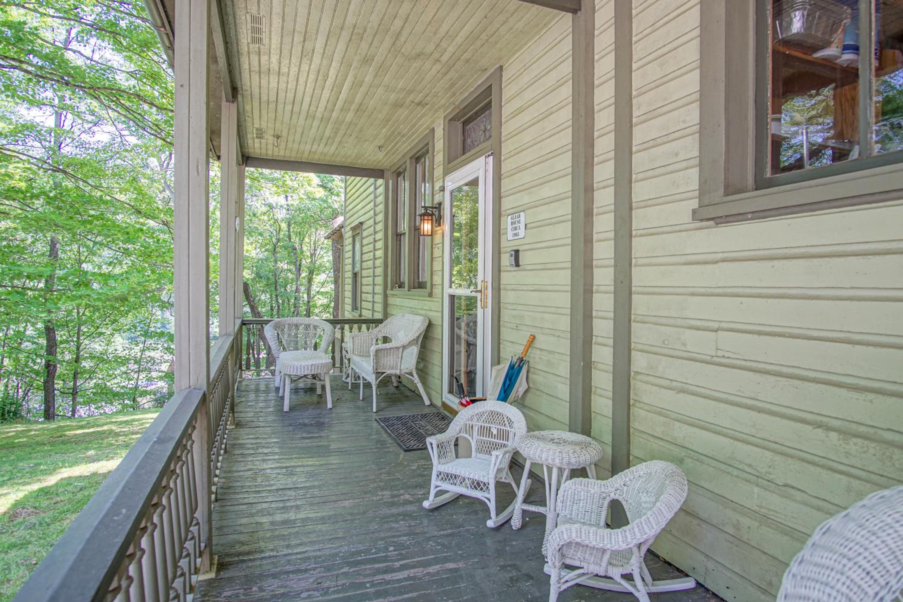 5 Br: Historic Glaab House in Cass, with AC, Amazing Kitchen, Covered Porches, Historical Landmark