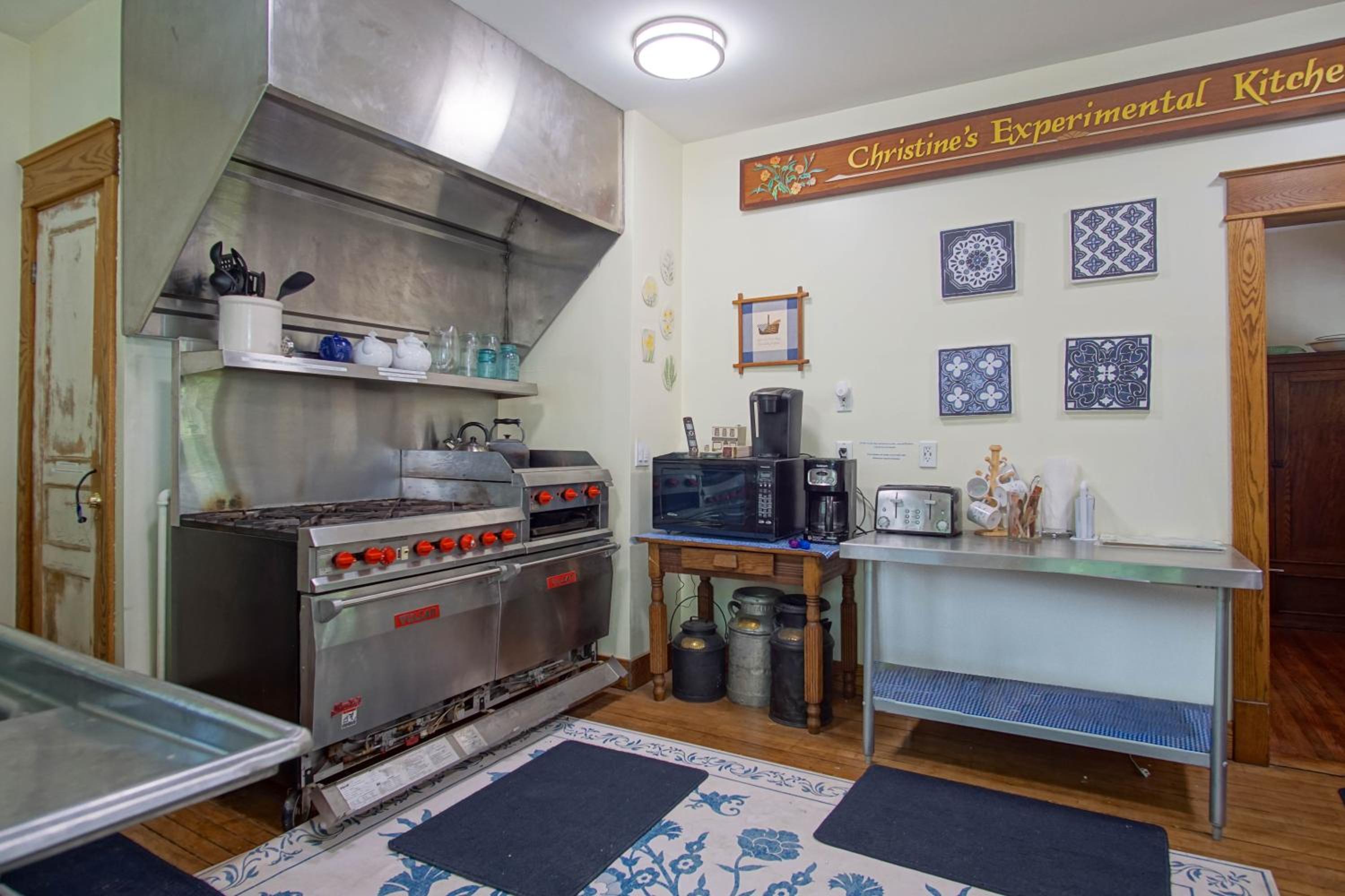 5 Br: Historic Glaab House in Cass, with AC, Amazing Kitchen, Covered Porches, Historical Landmark