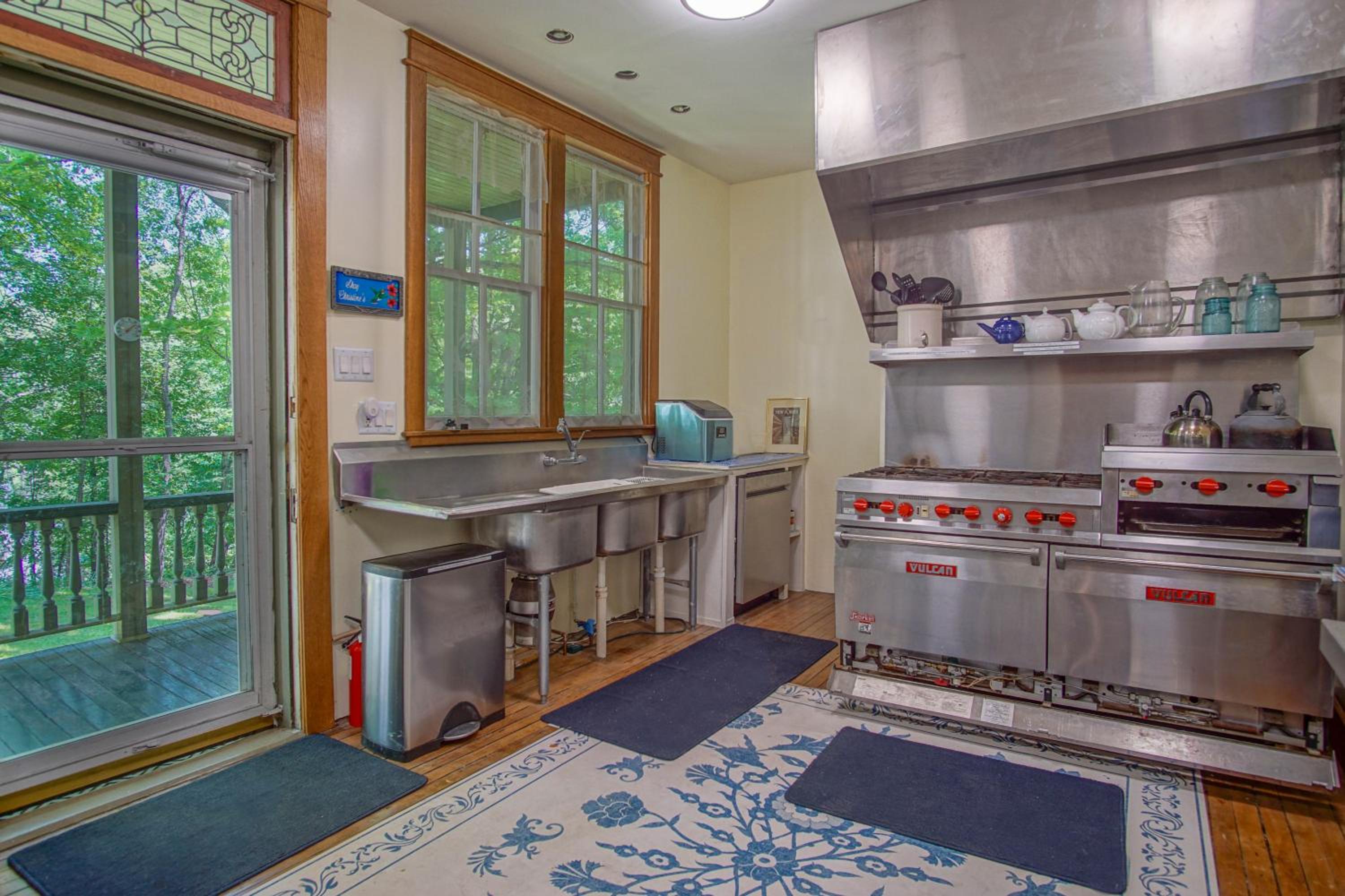 5 Br: Historic Glaab House in Cass, with AC, Amazing Kitchen, Covered Porches, Historical Landmark