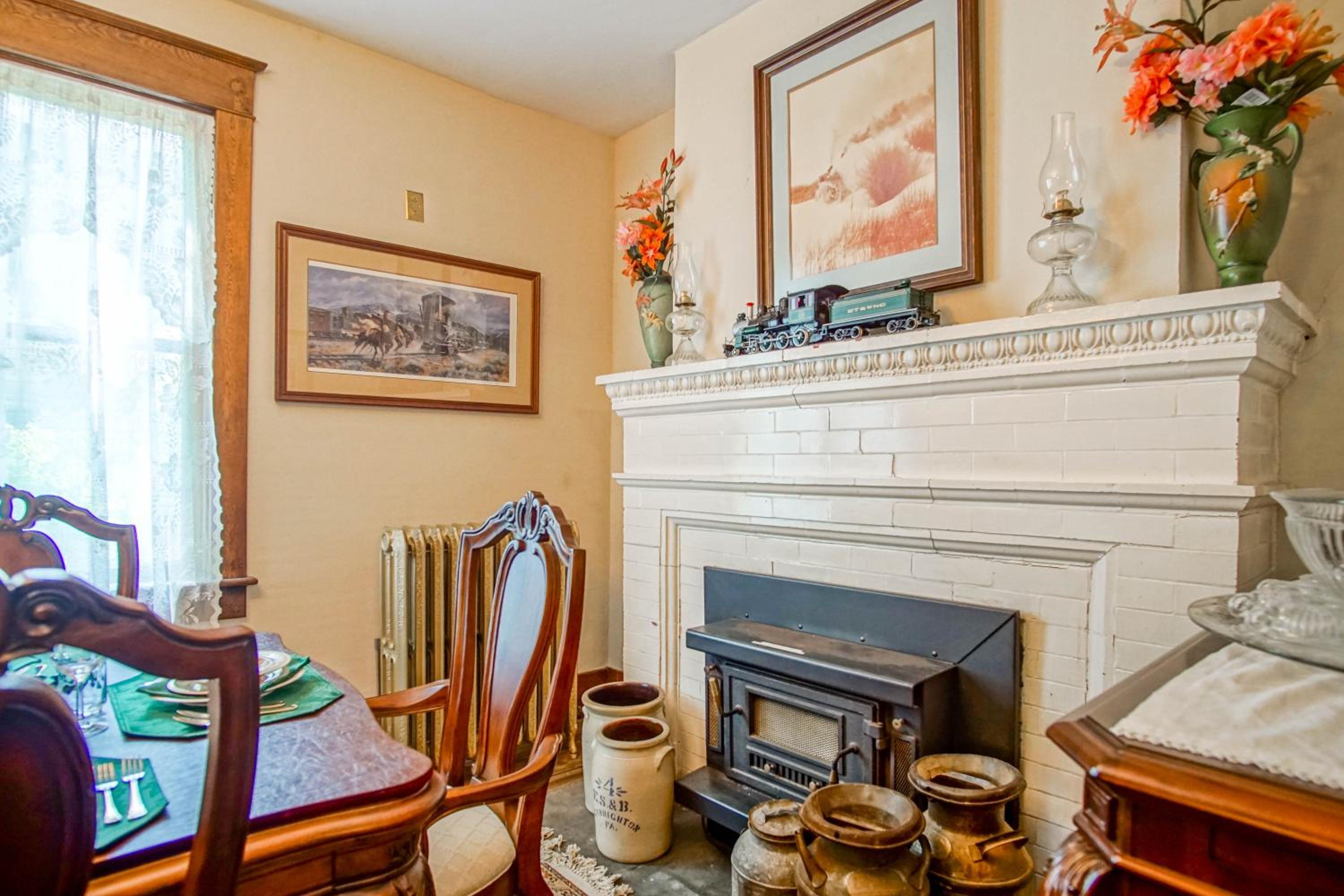 5 Br: Historic Glaab House in Cass, with AC, Amazing Kitchen, Covered Porches, Historical Landmark