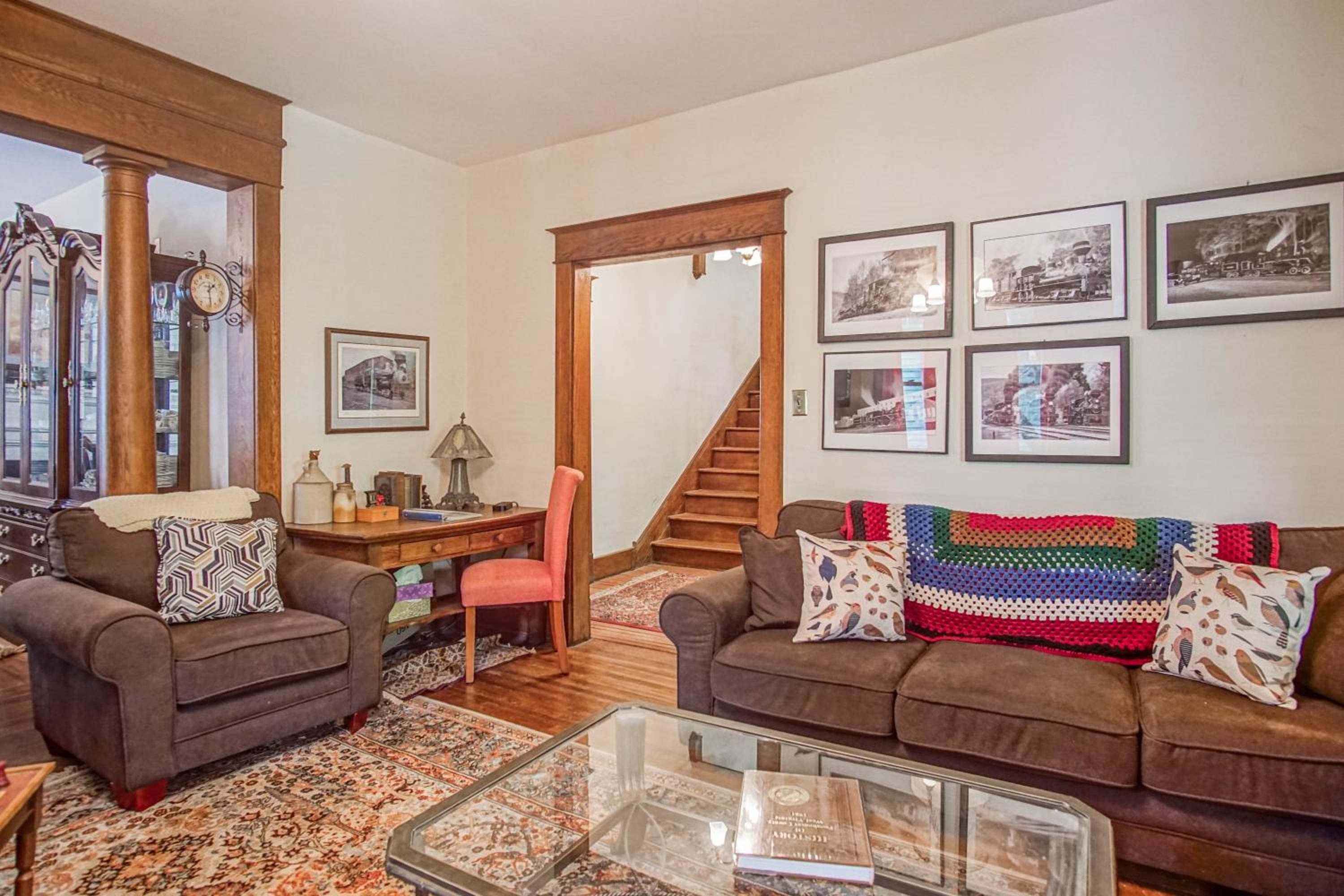 5 Br: Historic Glaab House in Cass, with AC, Amazing Kitchen, Covered Porches, Historical Landmark