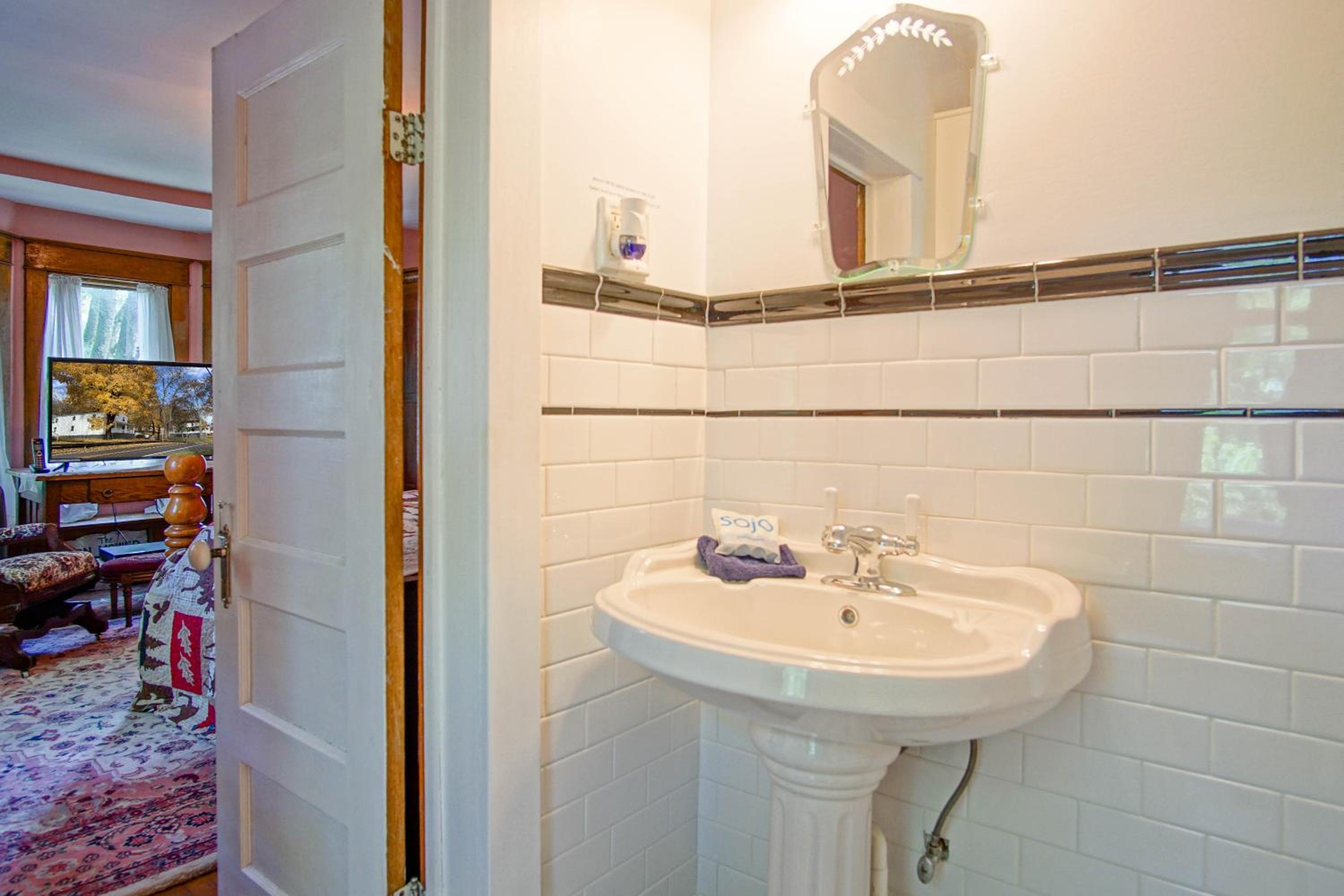 5 Br: Historic Glaab House in Cass, with AC, Amazing Kitchen, Covered Porches, Historical Landmark