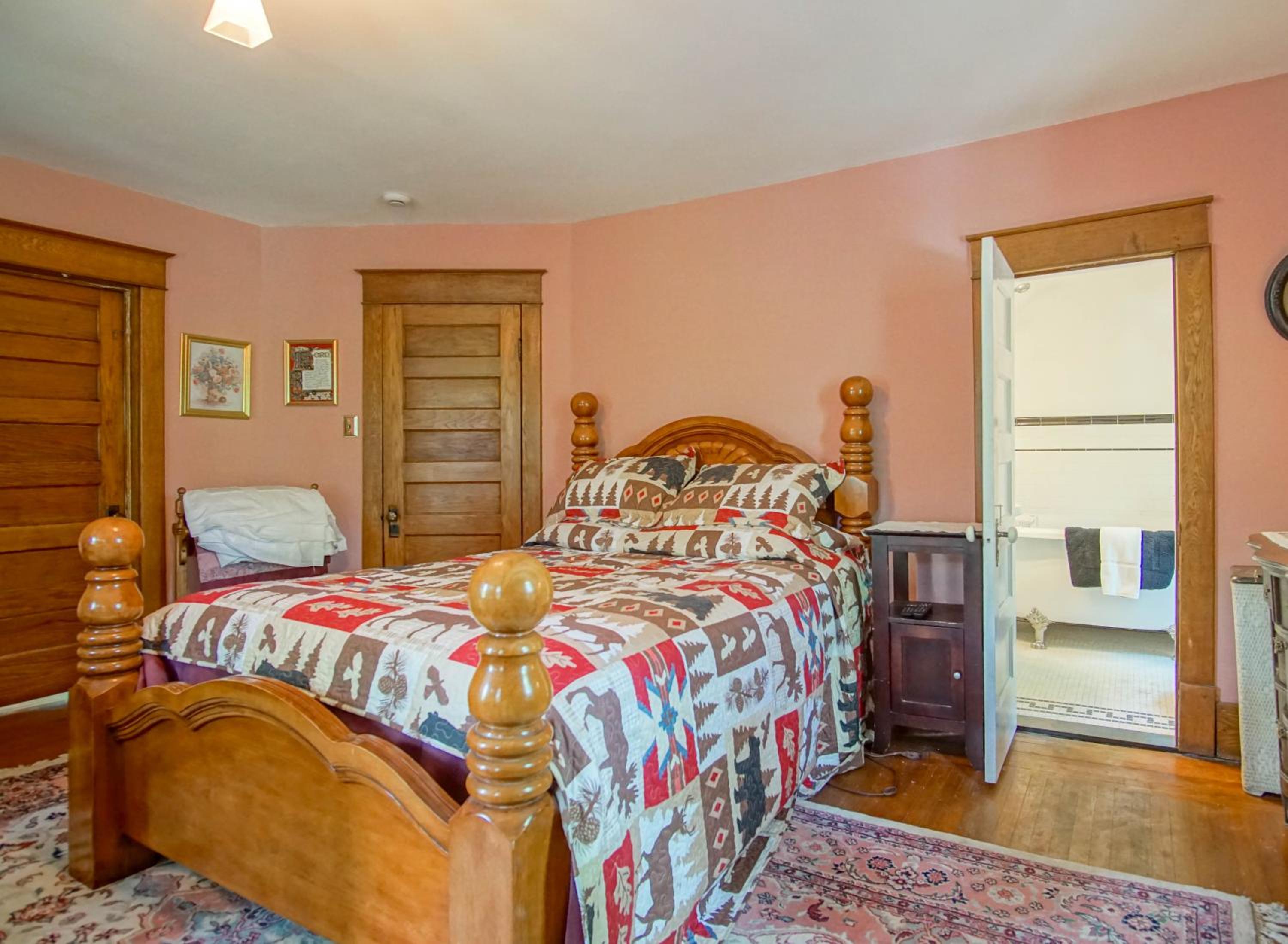5 Br: Historic Glaab House in Cass, with AC, Amazing Kitchen, Covered Porches, Historical Landmark