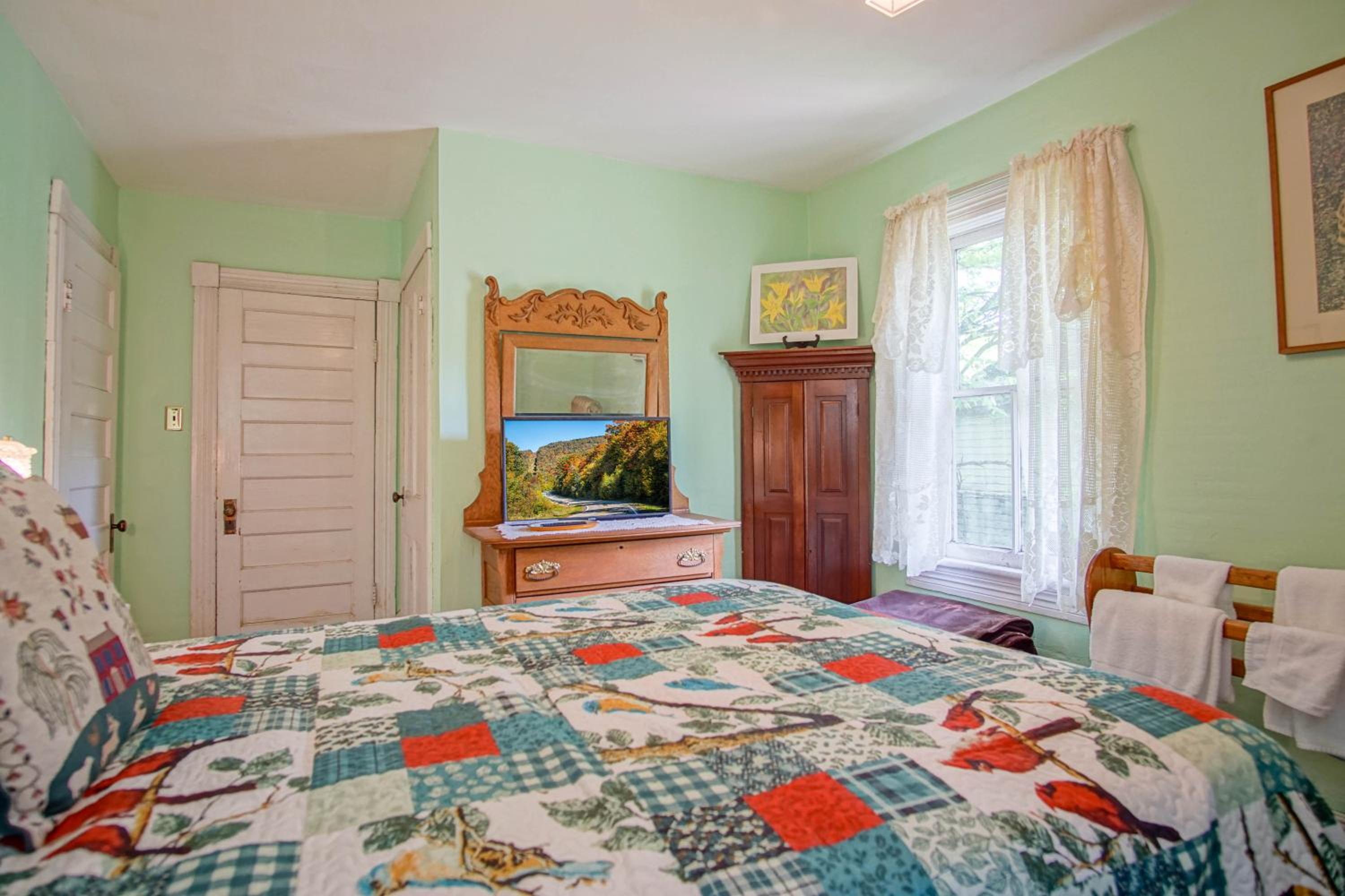 5 Br: Historic Glaab House in Cass, with AC, Amazing Kitchen, Covered Porches, Historical Landmark
