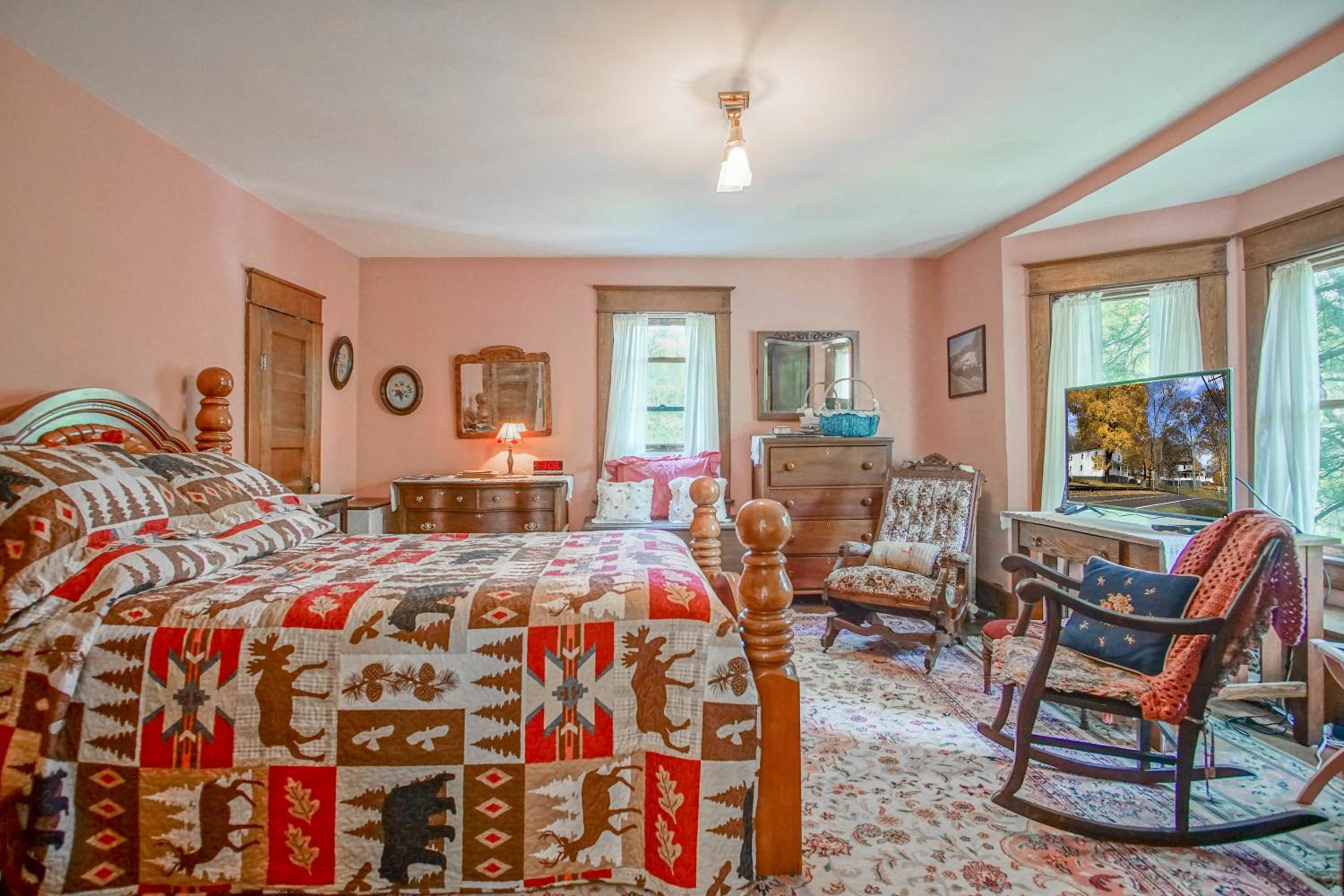 5 Br: Historic Glaab House in Cass, with AC, Amazing Kitchen, Covered Porches, Historical Landmark
