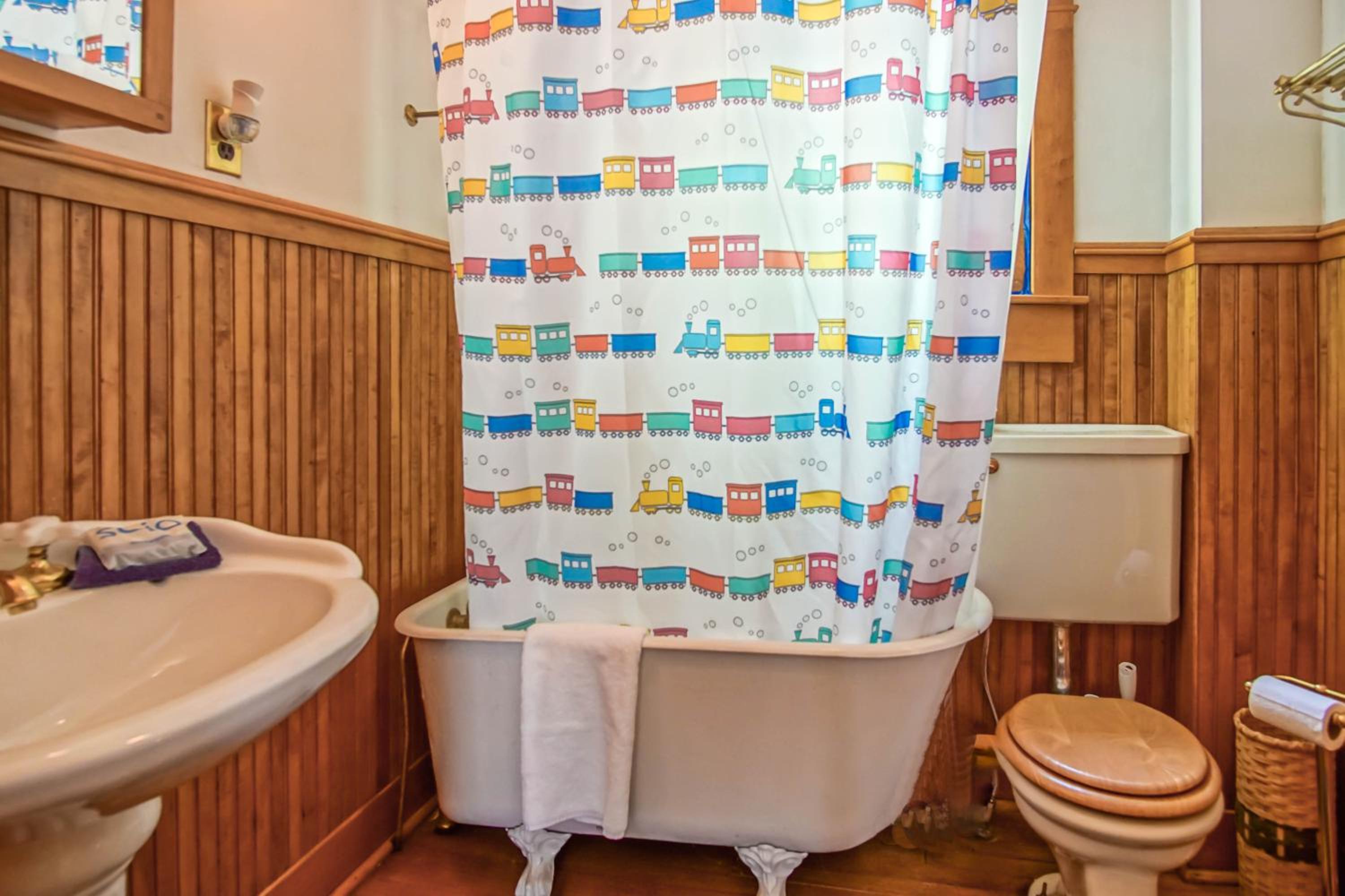 5 Br: Historic Glaab House in Cass, with AC, Amazing Kitchen, Covered Porches, Historical Landmark