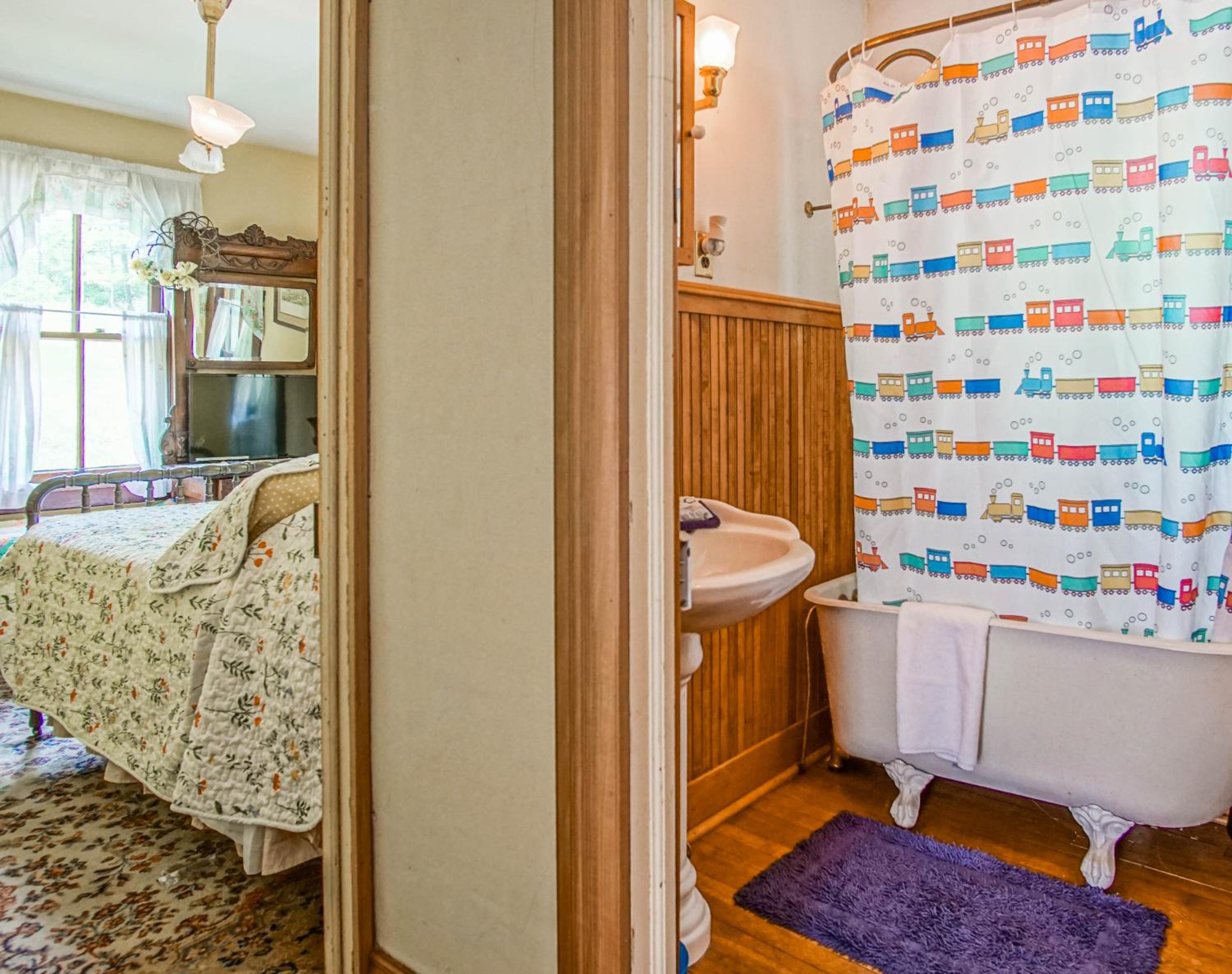 5 Br: Historic Glaab House in Cass, with AC, Amazing Kitchen, Covered Porches, Historical Landmark