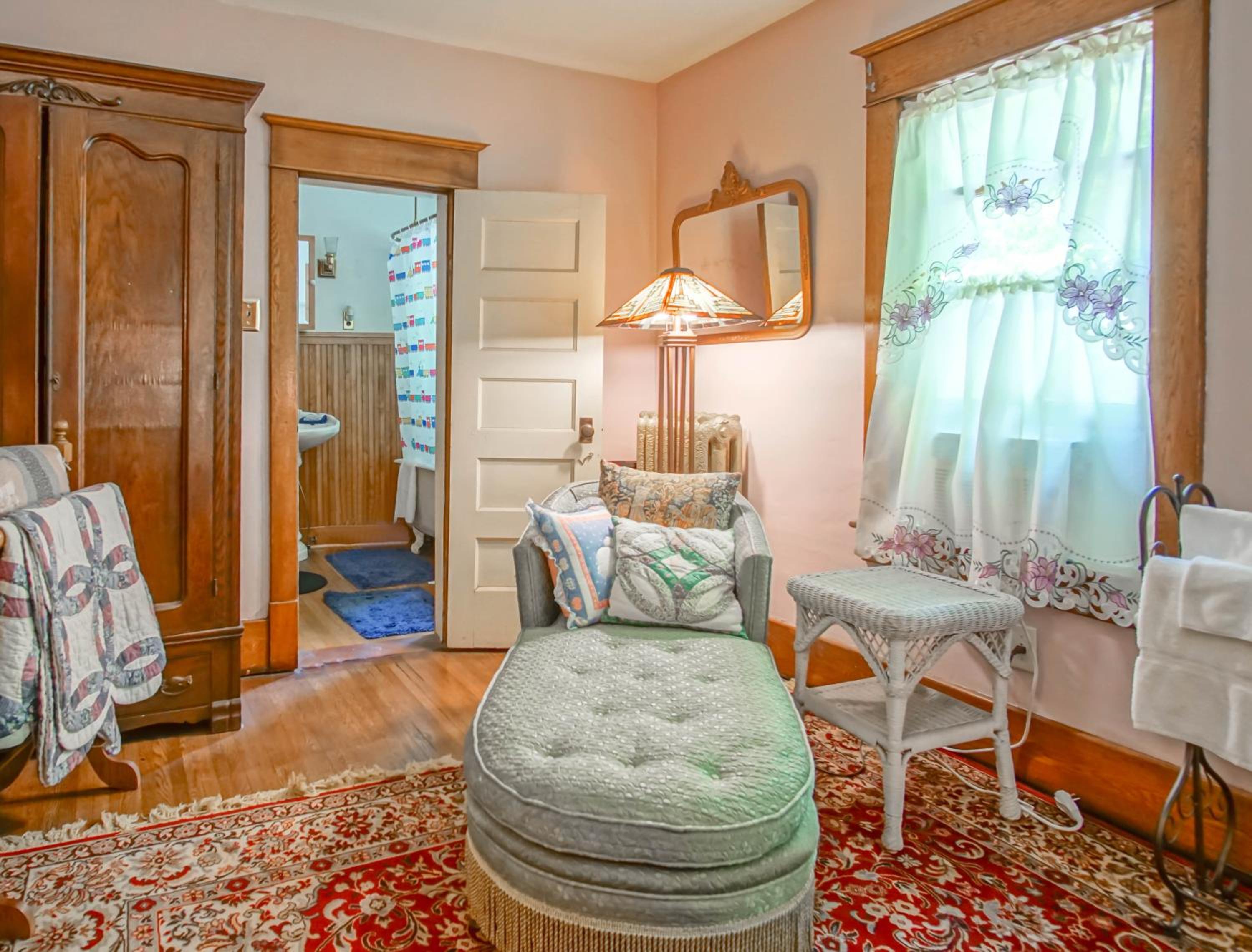 5 Br: Historic Glaab House in Cass, with AC, Amazing Kitchen, Covered Porches, Historical Landmark