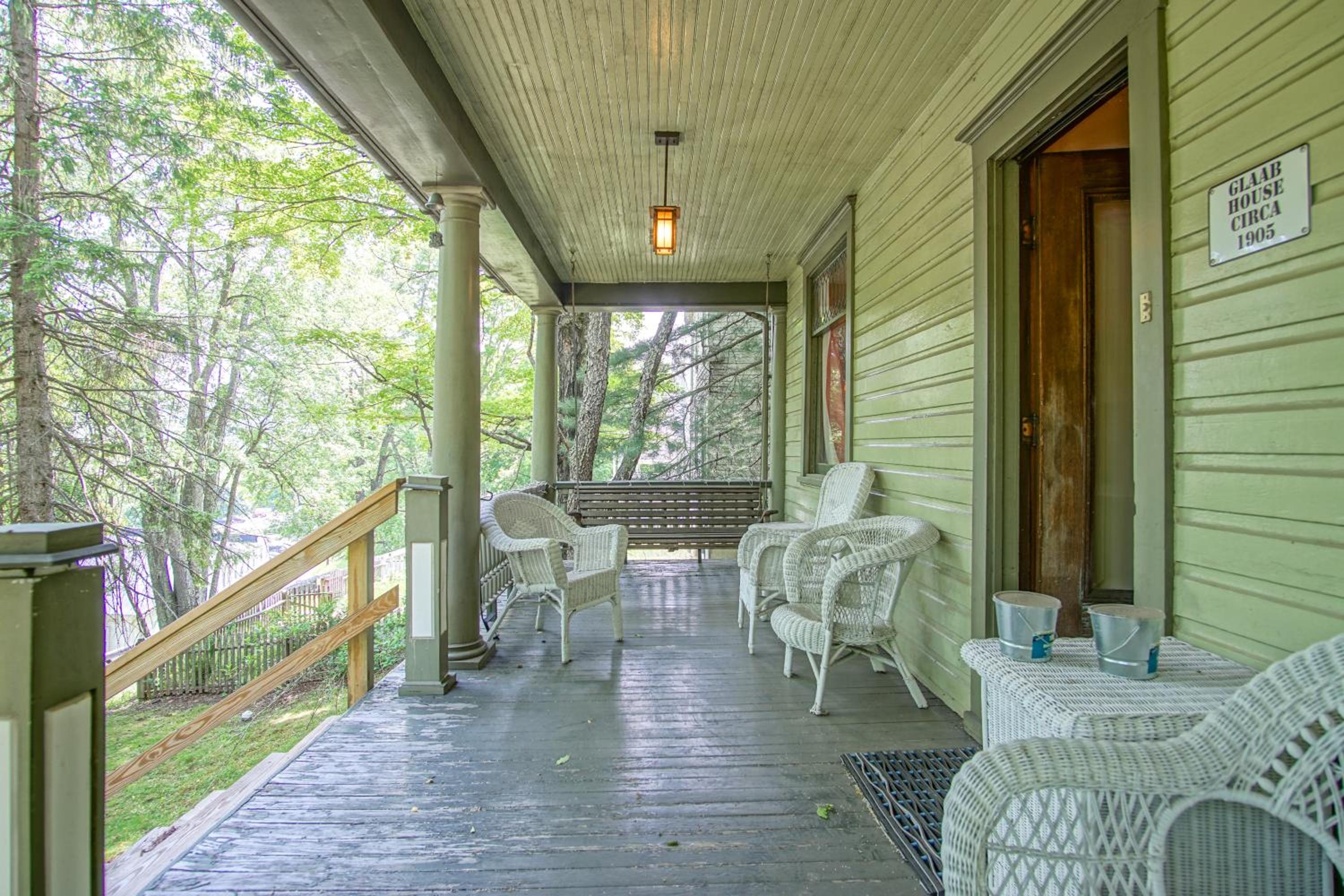 5 Br: Historic Glaab House in Cass, with AC, Amazing Kitchen, Covered Porches, Historical Landmark