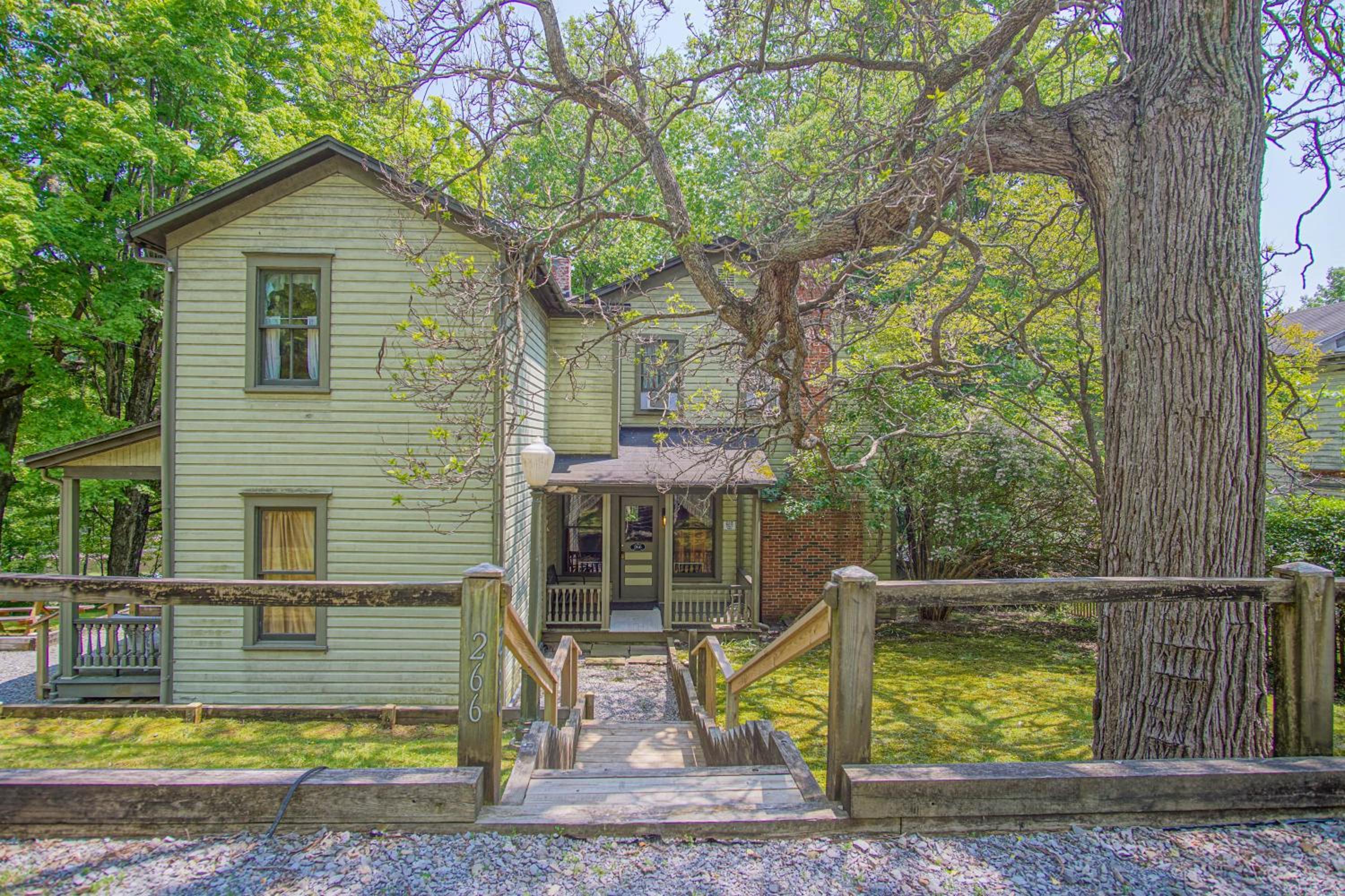 5 Br: Historic Glaab House in Cass, with AC, Amazing Kitchen, Covered Porches, Historical Landmark