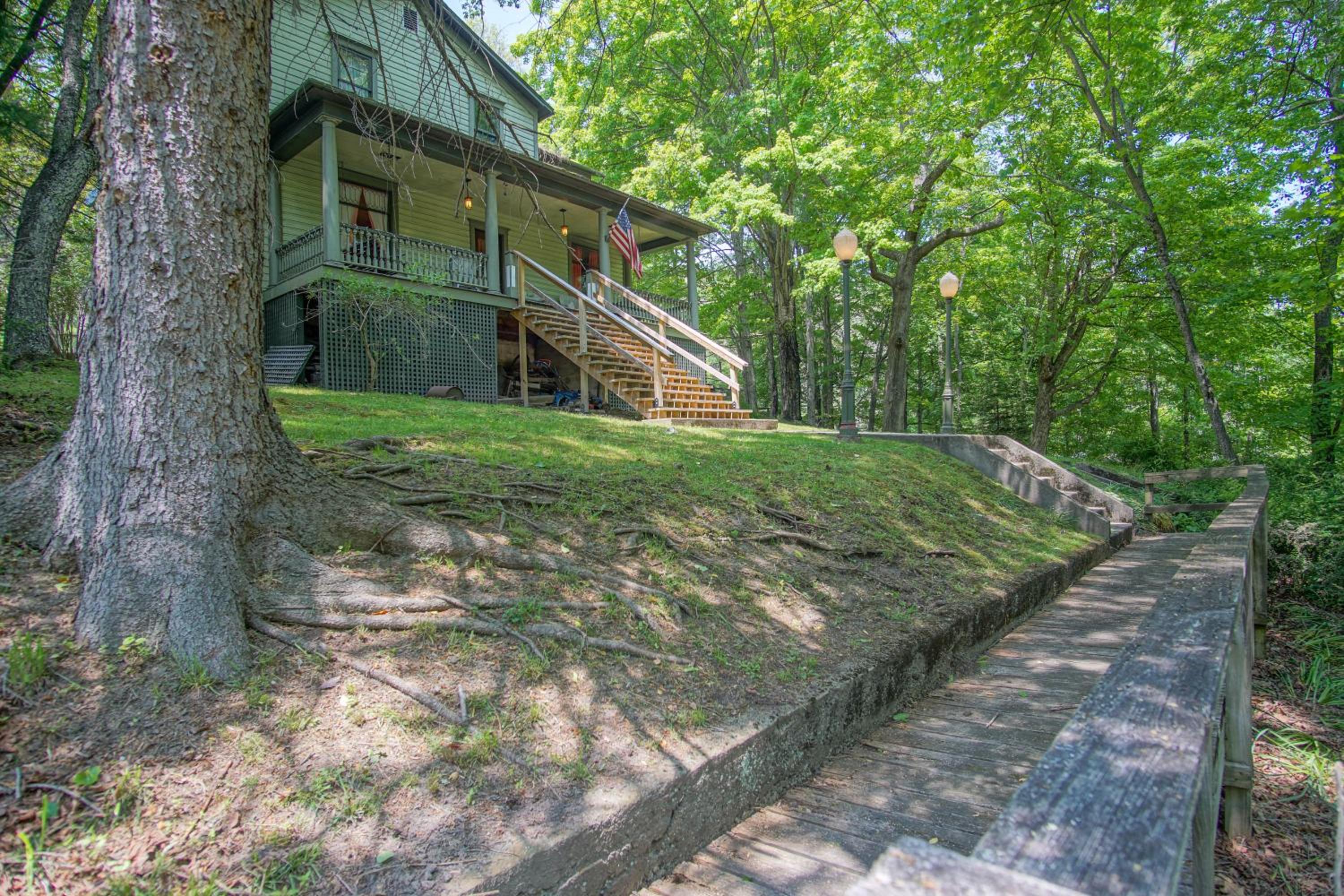 5 Br: Historic Glaab House in Cass, with AC, Amazing Kitchen, Covered Porches, Historical Landmark