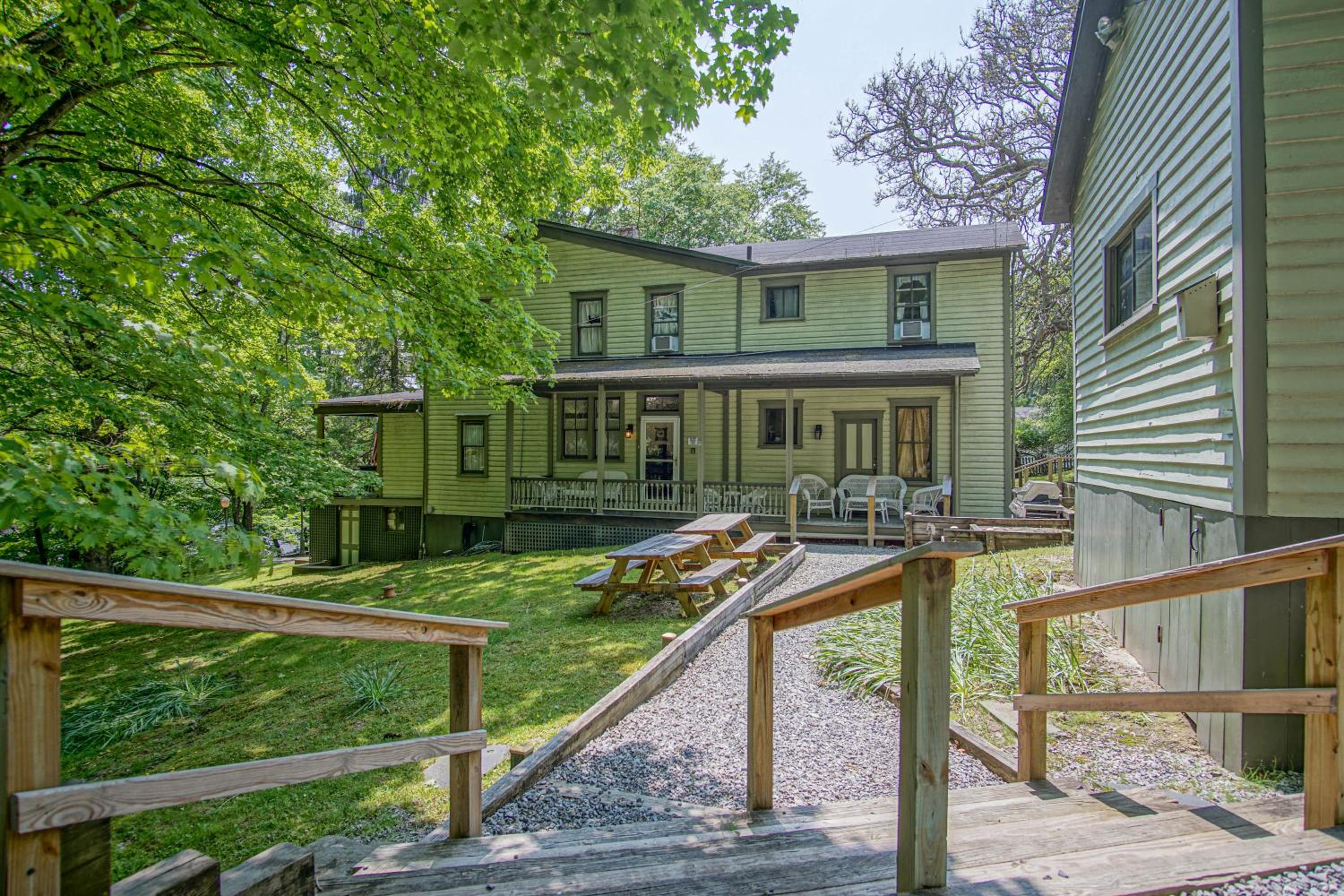 5 Br: Historic Glaab House in Cass, with AC, Amazing Kitchen, Covered Porches, Historical Landmark