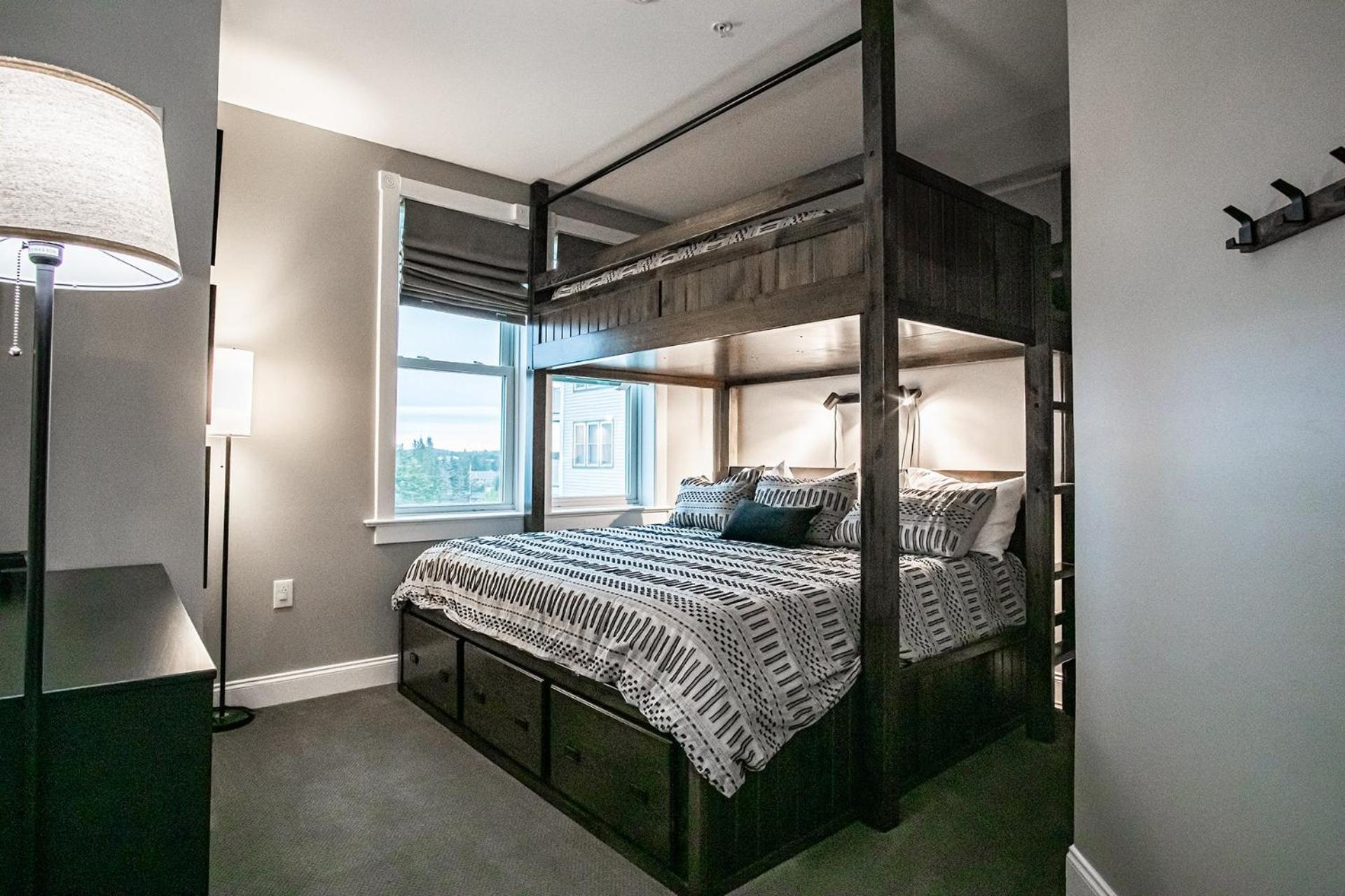 2 Br Seneca Condo 200 Beautiful Vista Views