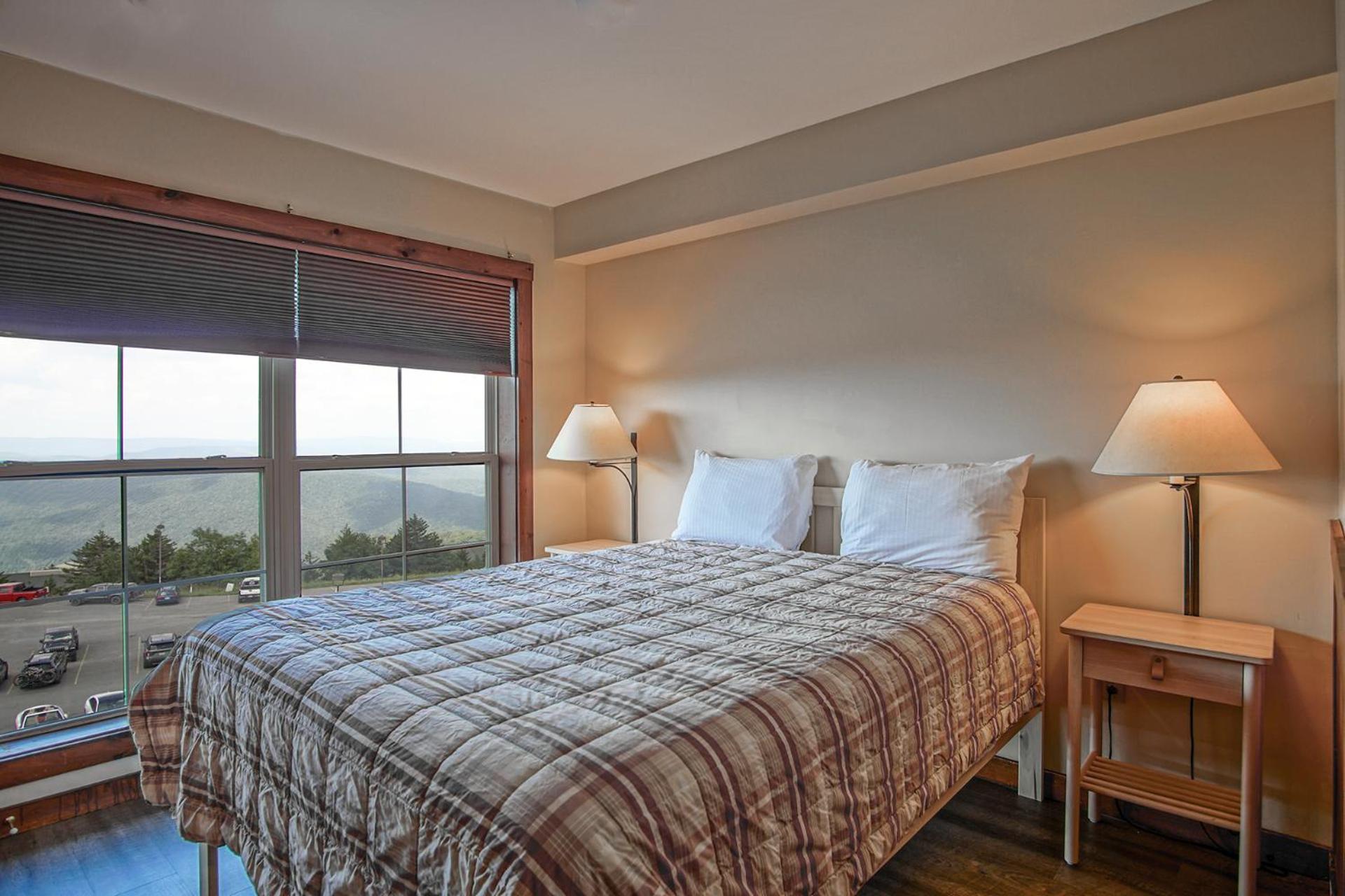 Rimfire 303: 1 Br Sleeps 4 Walking Distance to skiing, shops