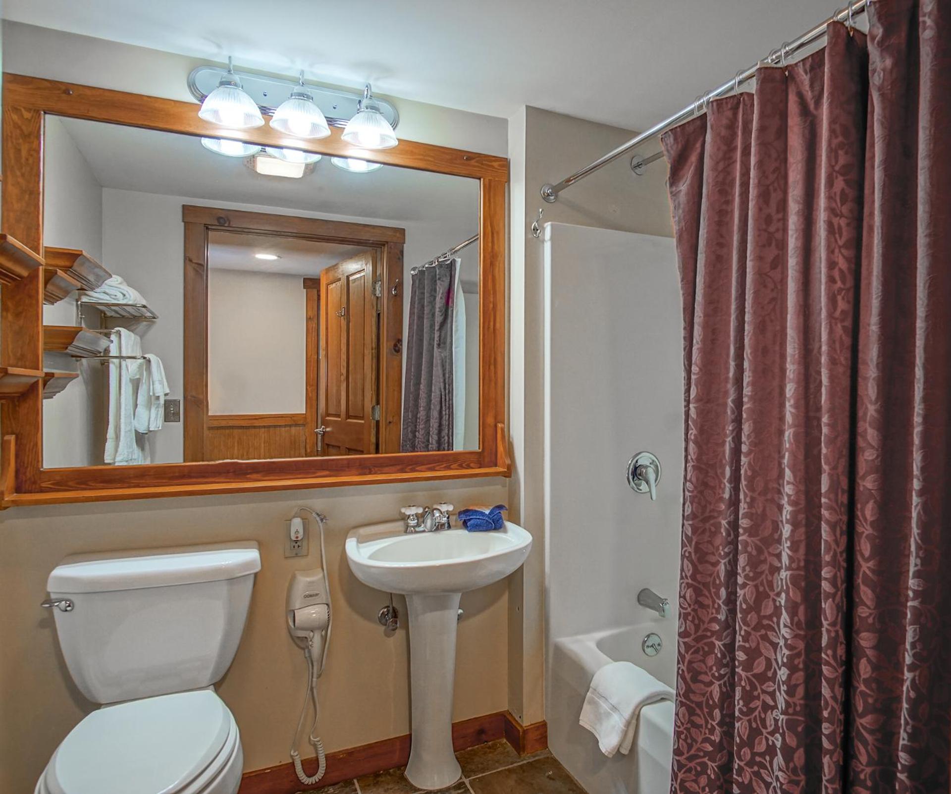 Rimfire 303: 1 Br Sleeps 4 Walking Distance to skiing, shops