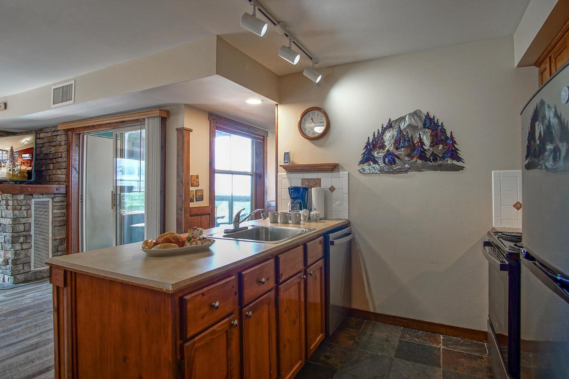 Rimfire 303: 1 Br Sleeps 4 Walking Distance to skiing, shops