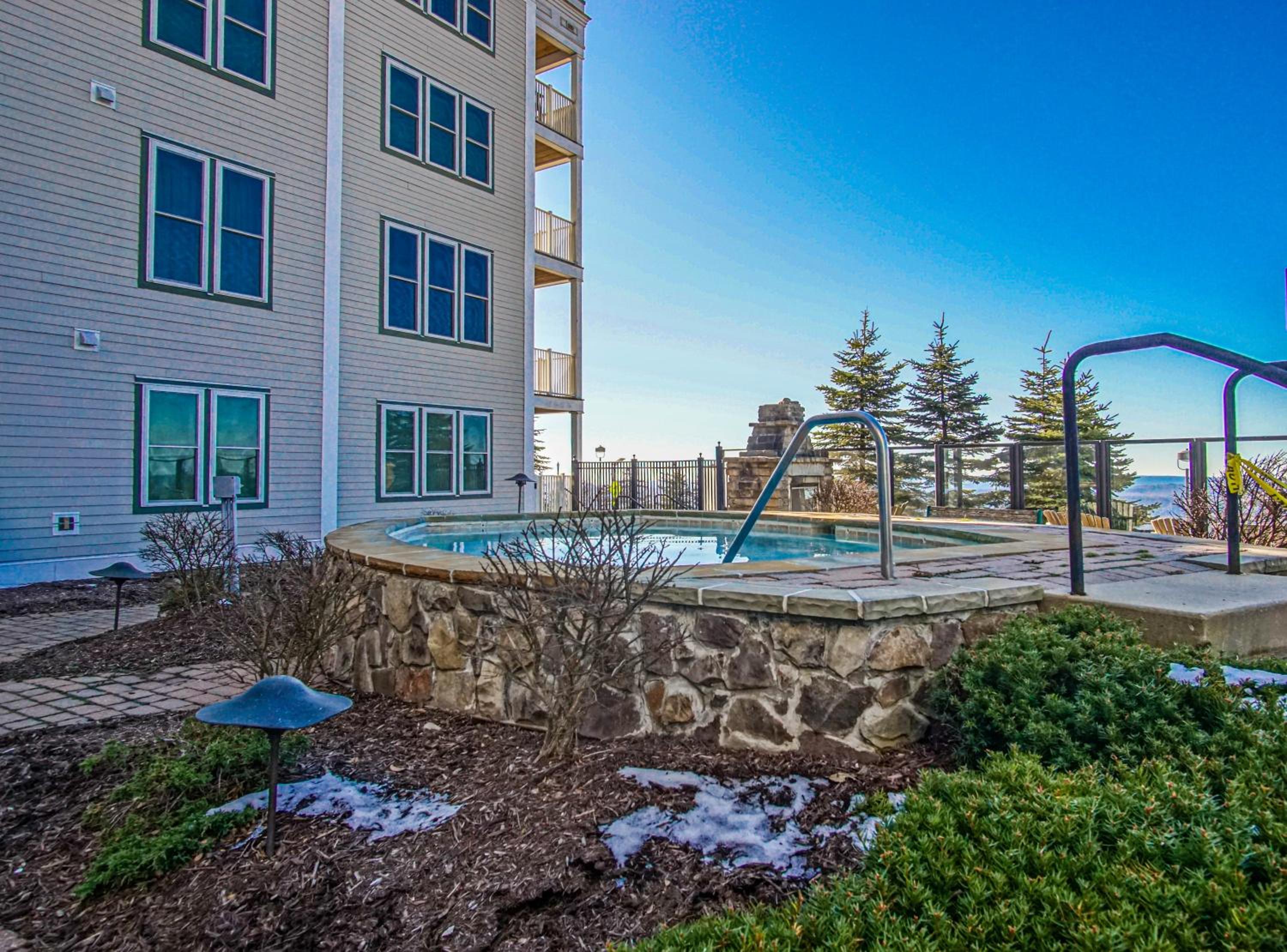 2 Br Seneca Condo 200 Beautiful Vista Views