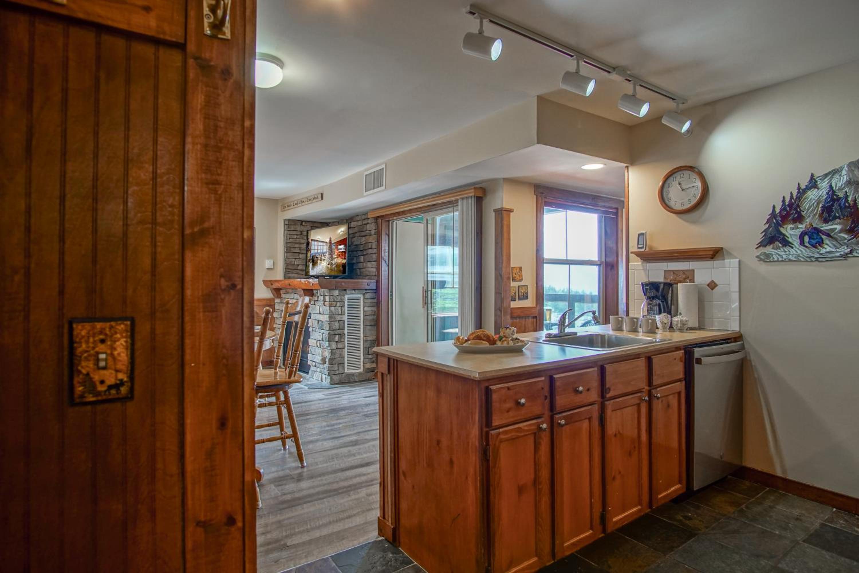 Rimfire 303: 1 Br Sleeps 4 Walking Distance to skiing, shops
