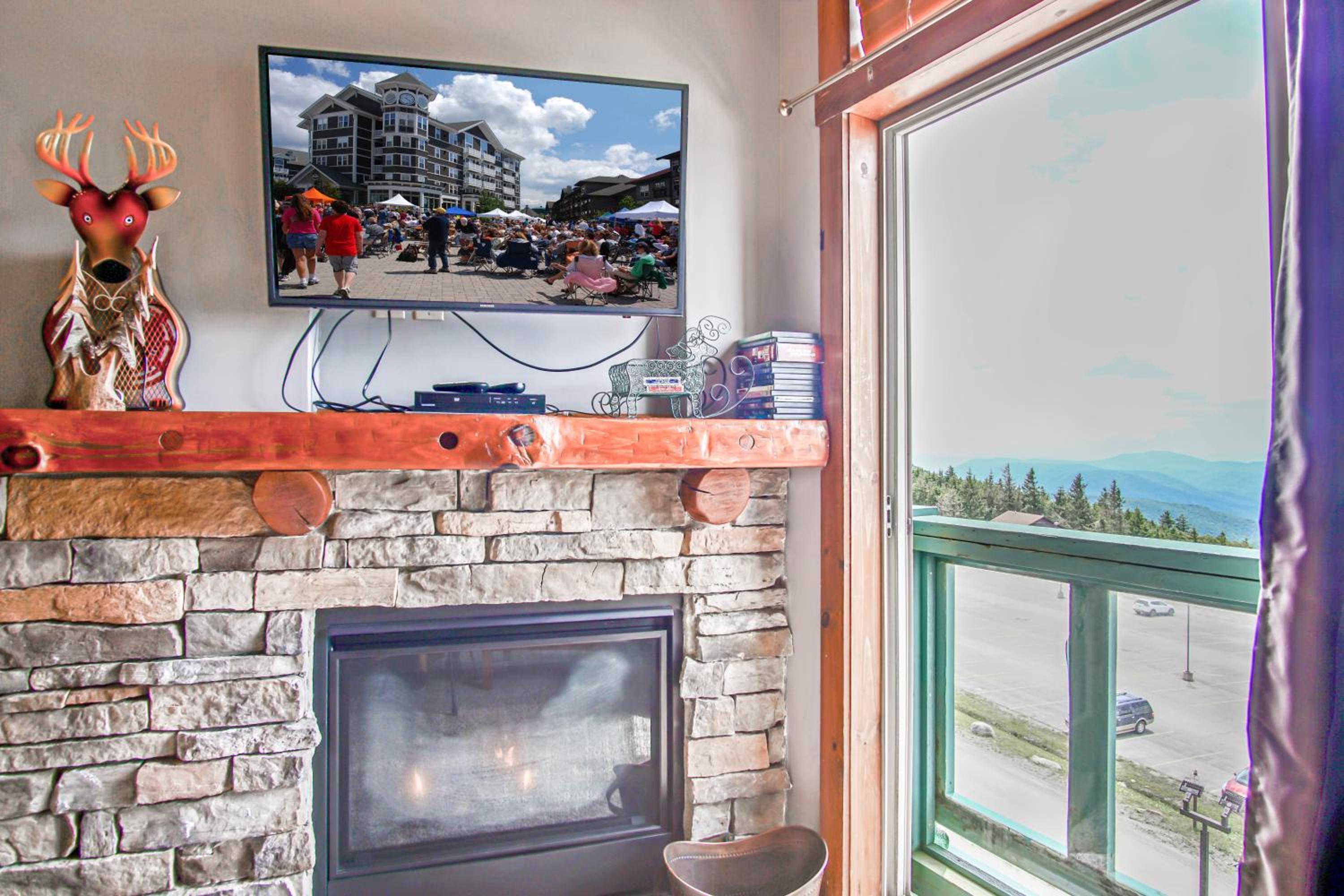 Rimfire 406: Slope Side, Large open studio full kitchen and high ceilings Western facing view