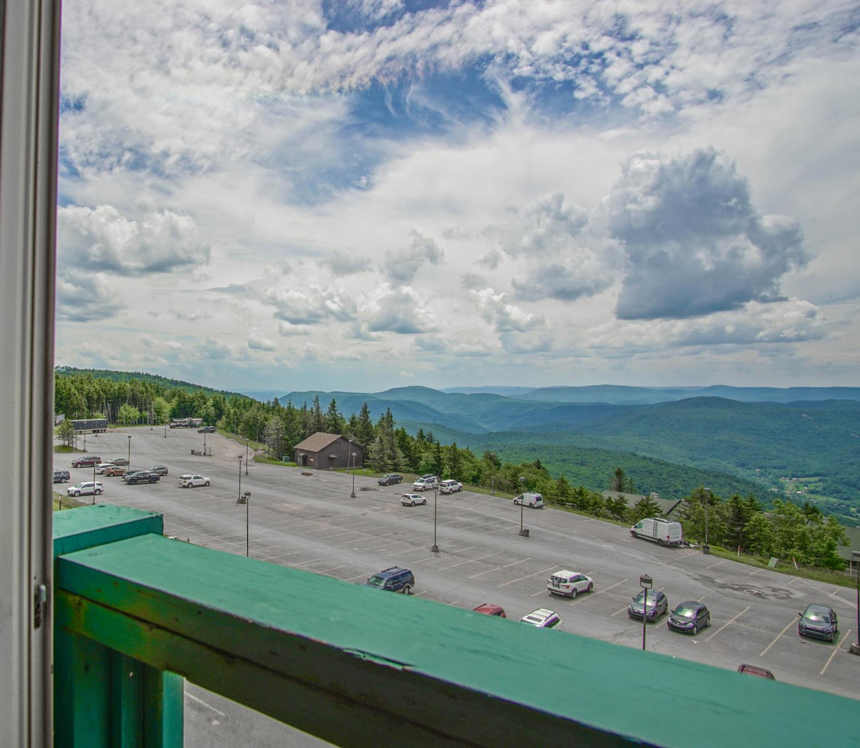 Rimfire 406: Slope Side, Large open studio full kitchen and high ceilings Western facing view