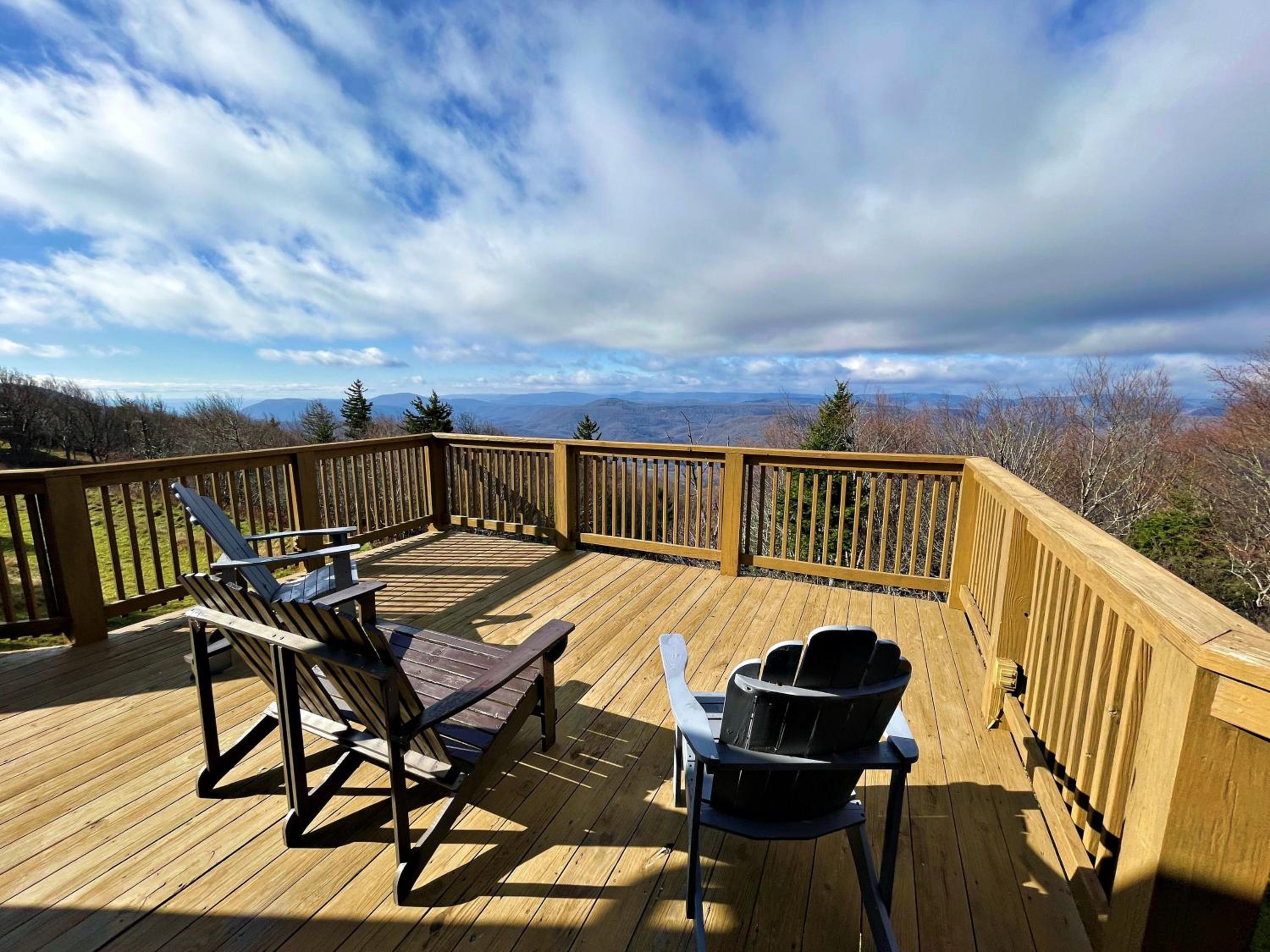 Lands End 4 BR Condo: 5 mins walk to the Village