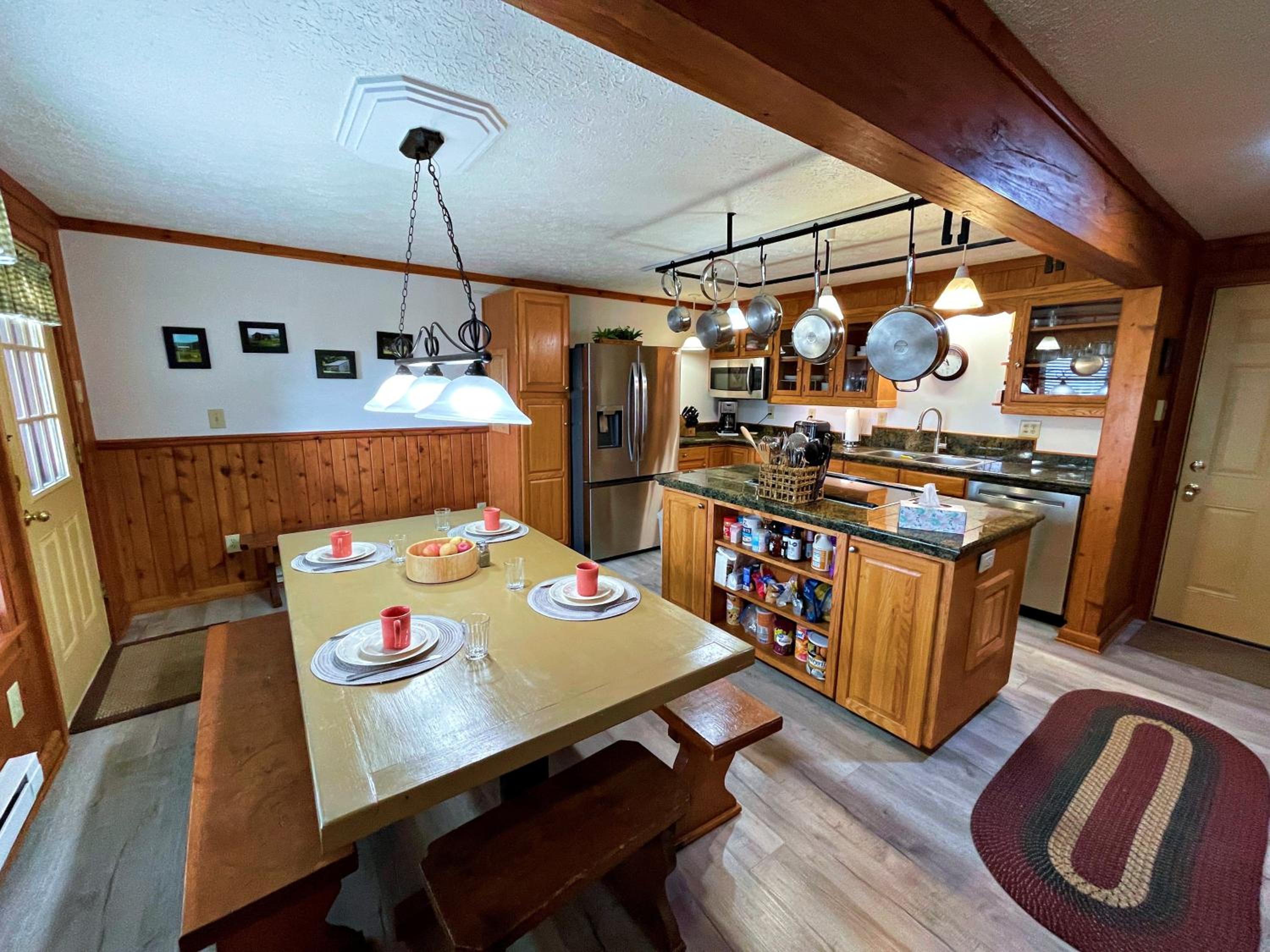 Lands End 4 BR Condo: 5 mins walk to the Village