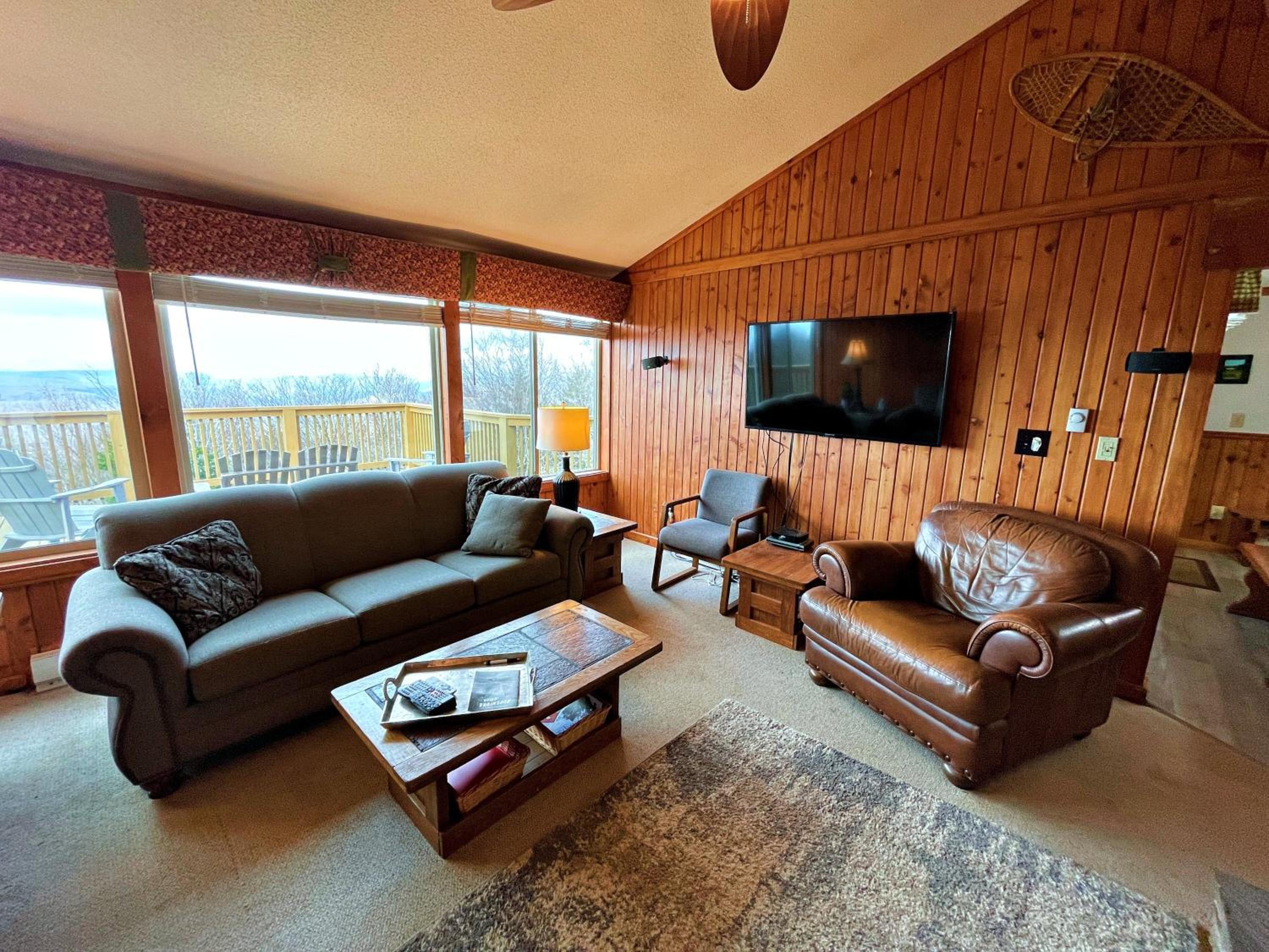 Lands End 4 BR Condo: 5 mins walk to the Village