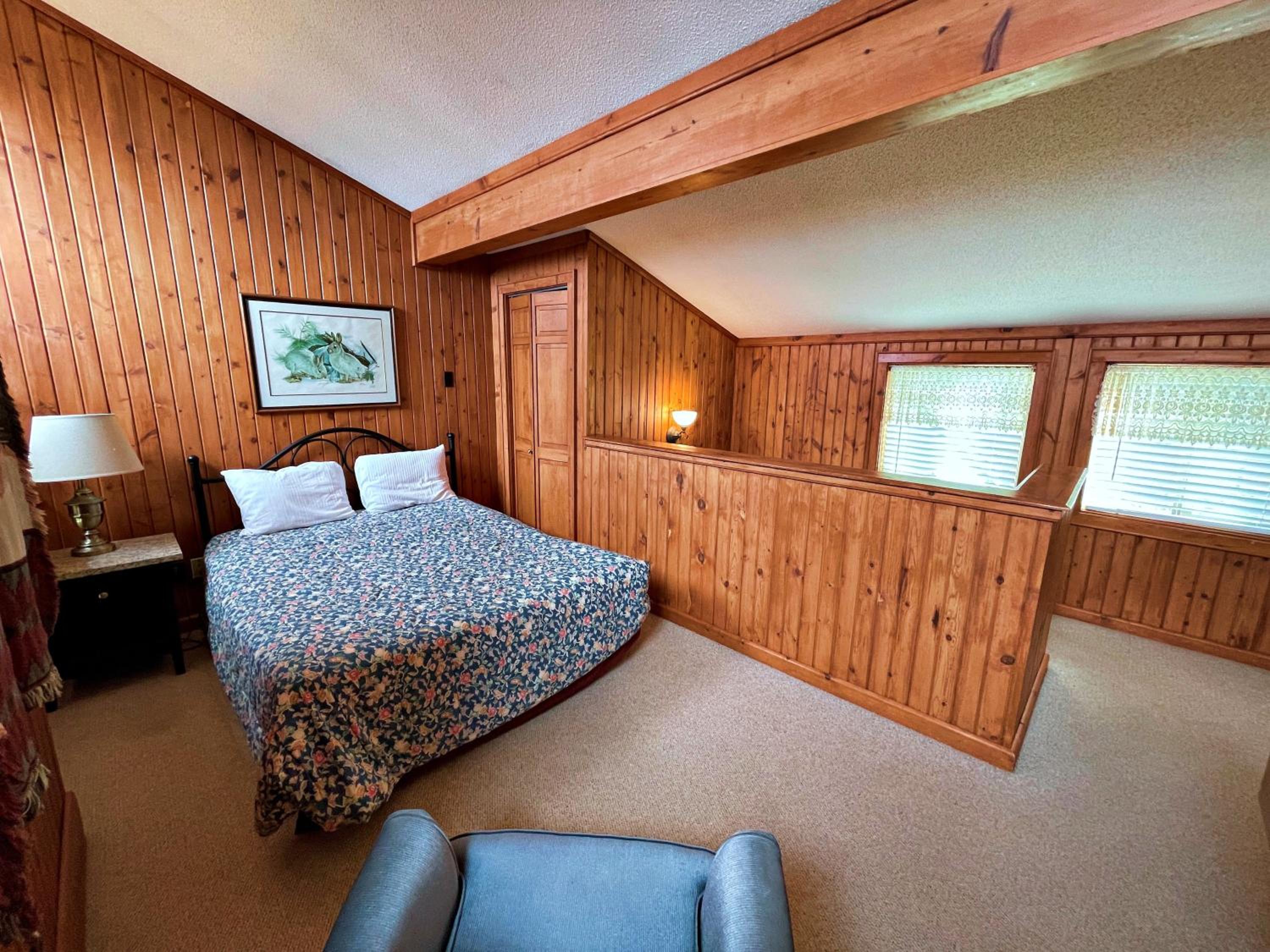 Lands End 4 BR Condo: 5 mins walk to the Village