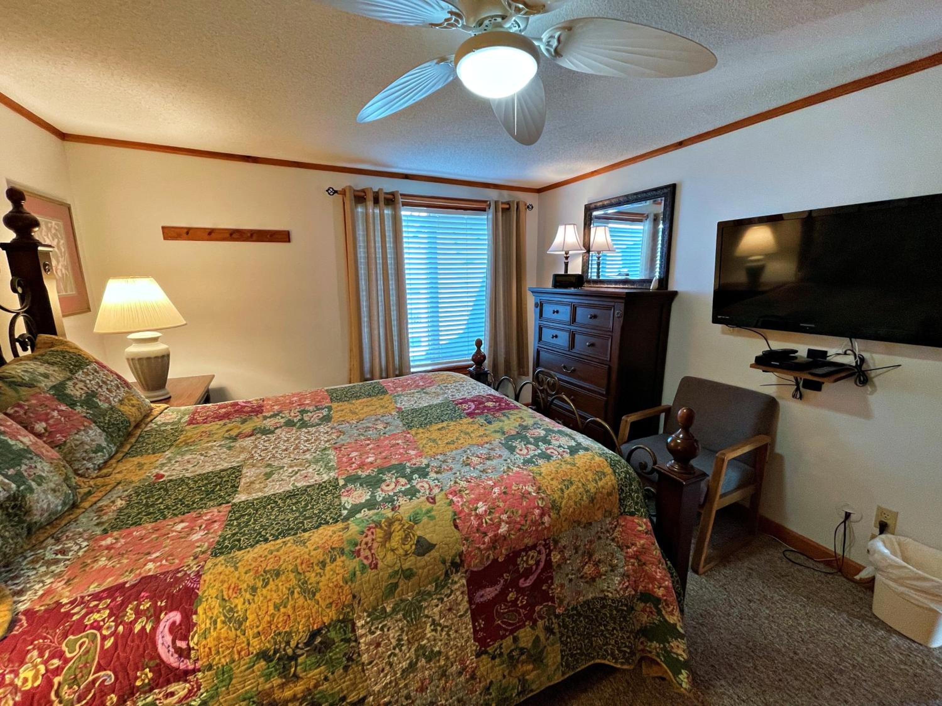 Lands End 4 BR Condo: 5 mins walk to the Village