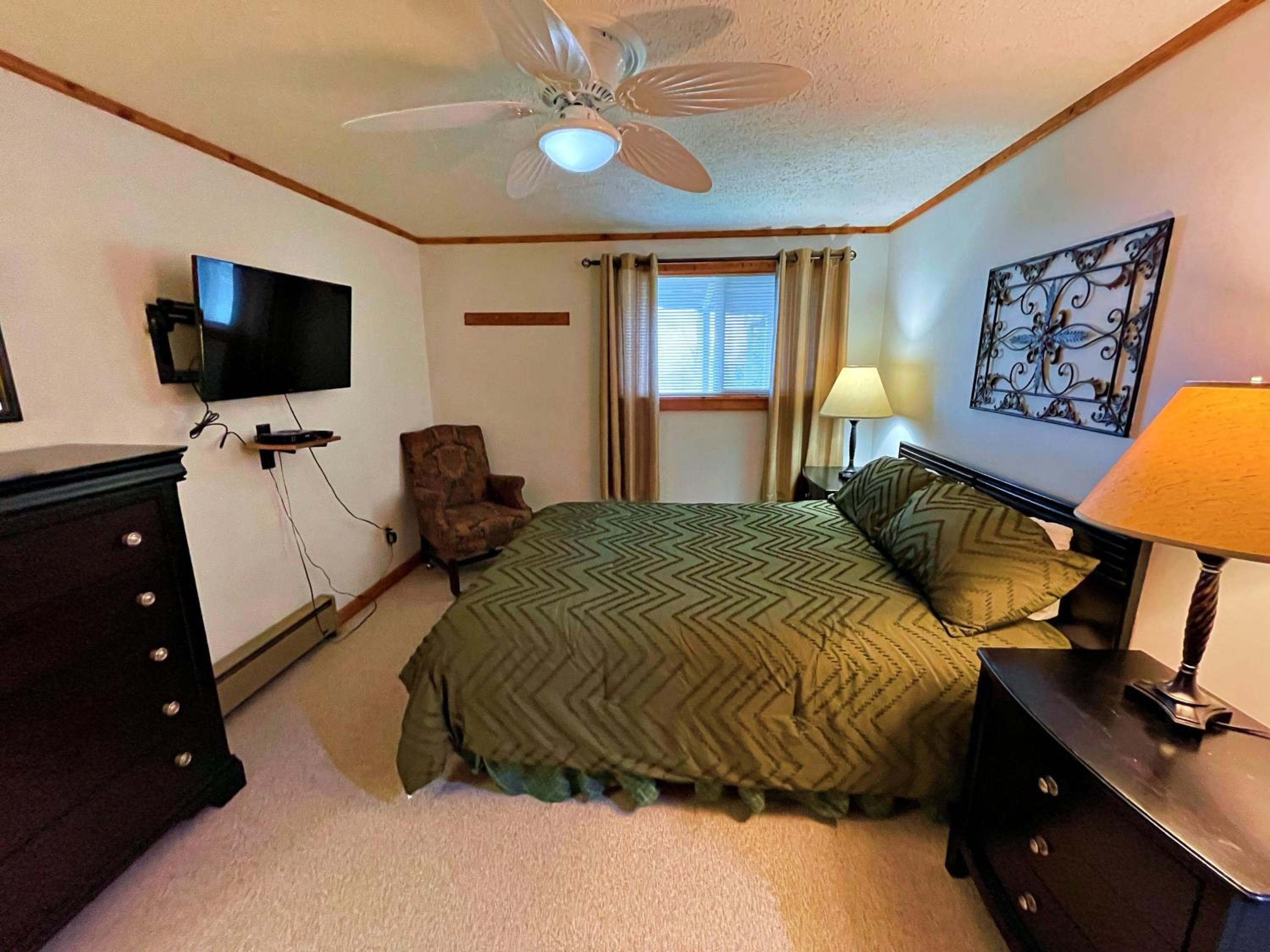 Lands End 4 BR Condo: 5 mins walk to the Village
