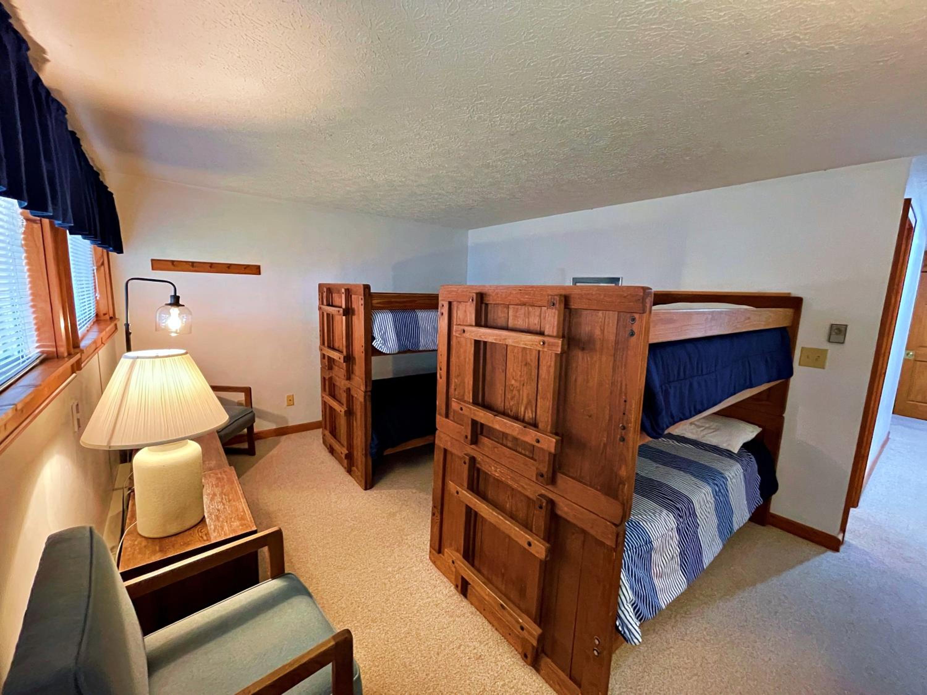 Lands End 4 BR Condo: 5 mins walk to the Village