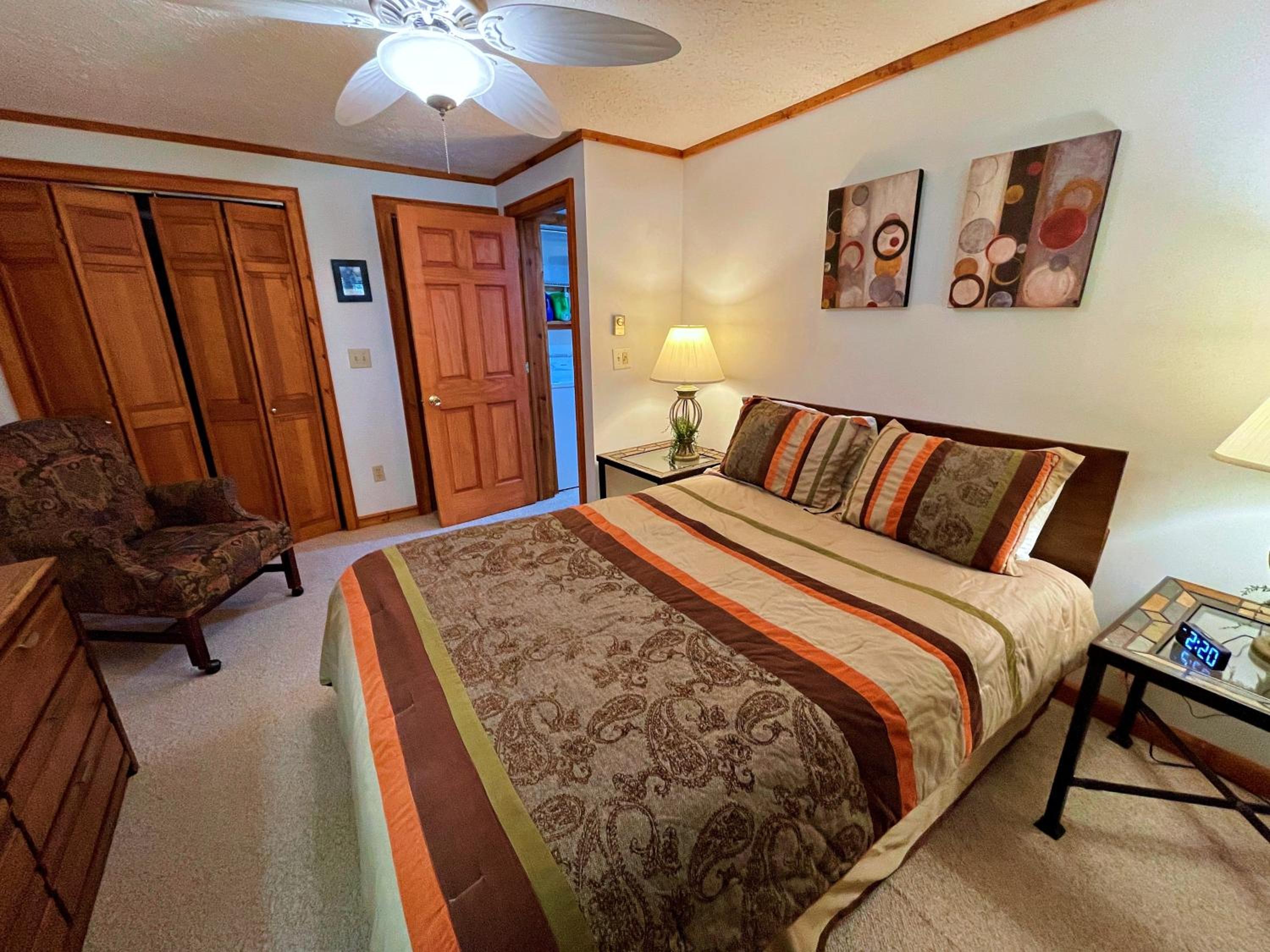 Lands End 4 BR Condo: 5 mins walk to the Village